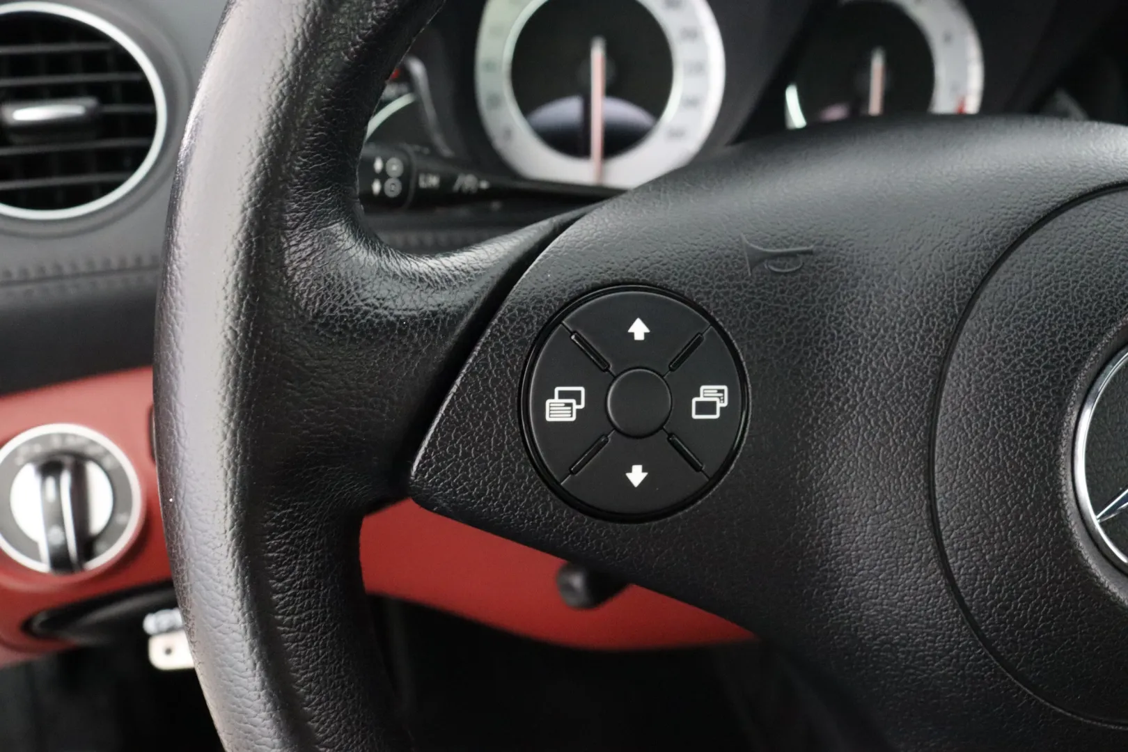 MERCEDES-BENZ SL YVV-763 carousel image