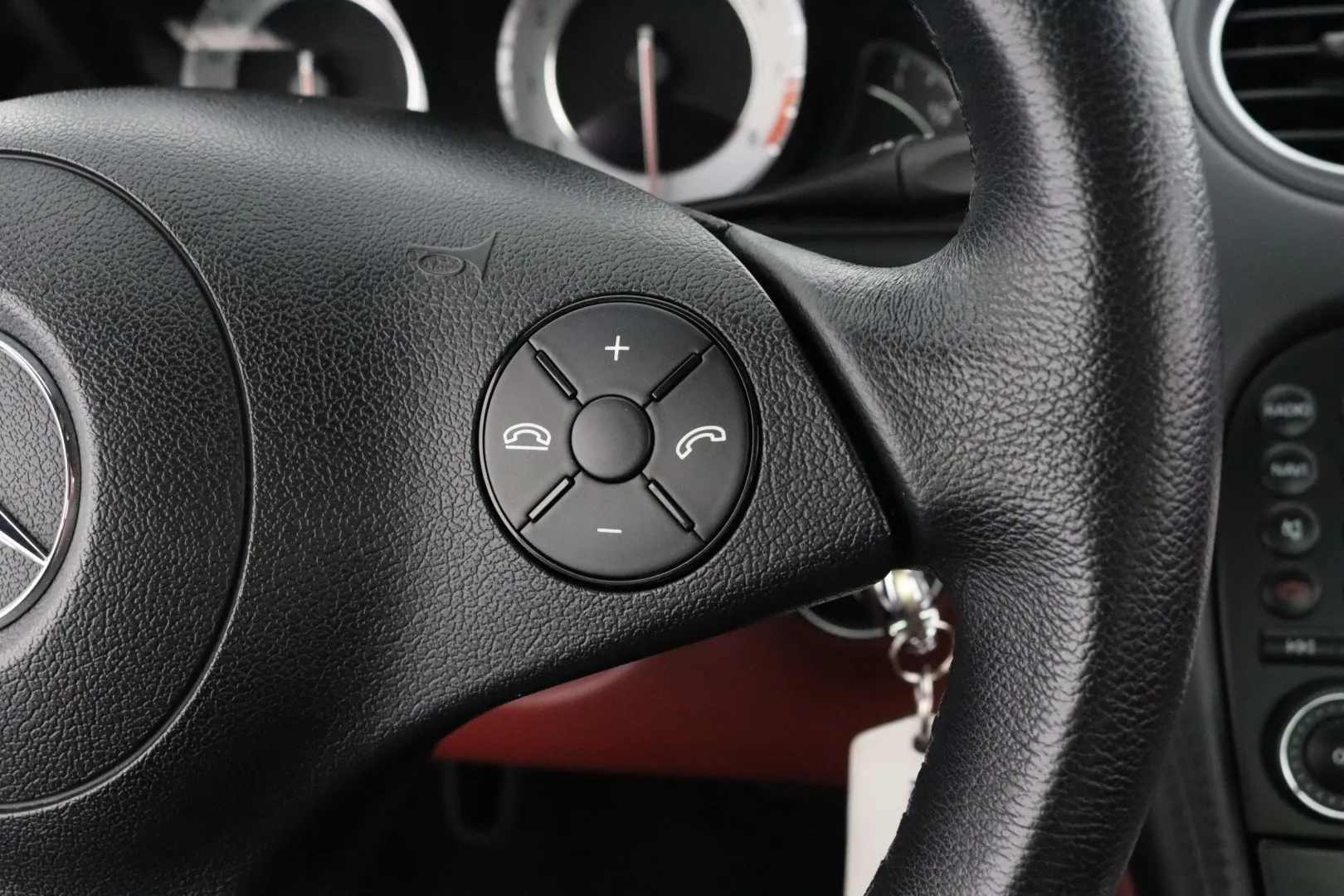 MERCEDES-BENZ SL YVV-763 carousel image