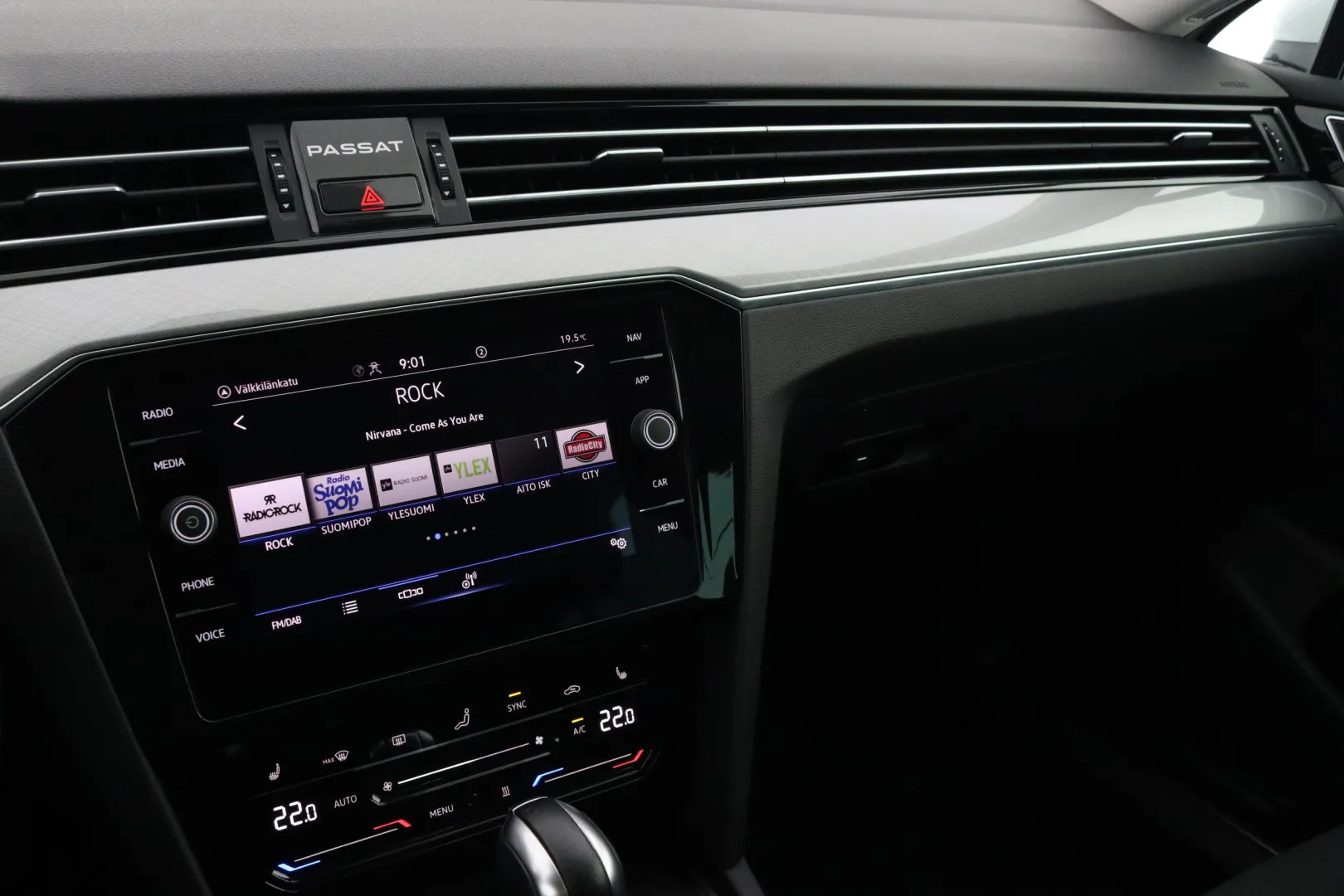 VOLKSWAGEN Passat KUE-270 carousel image