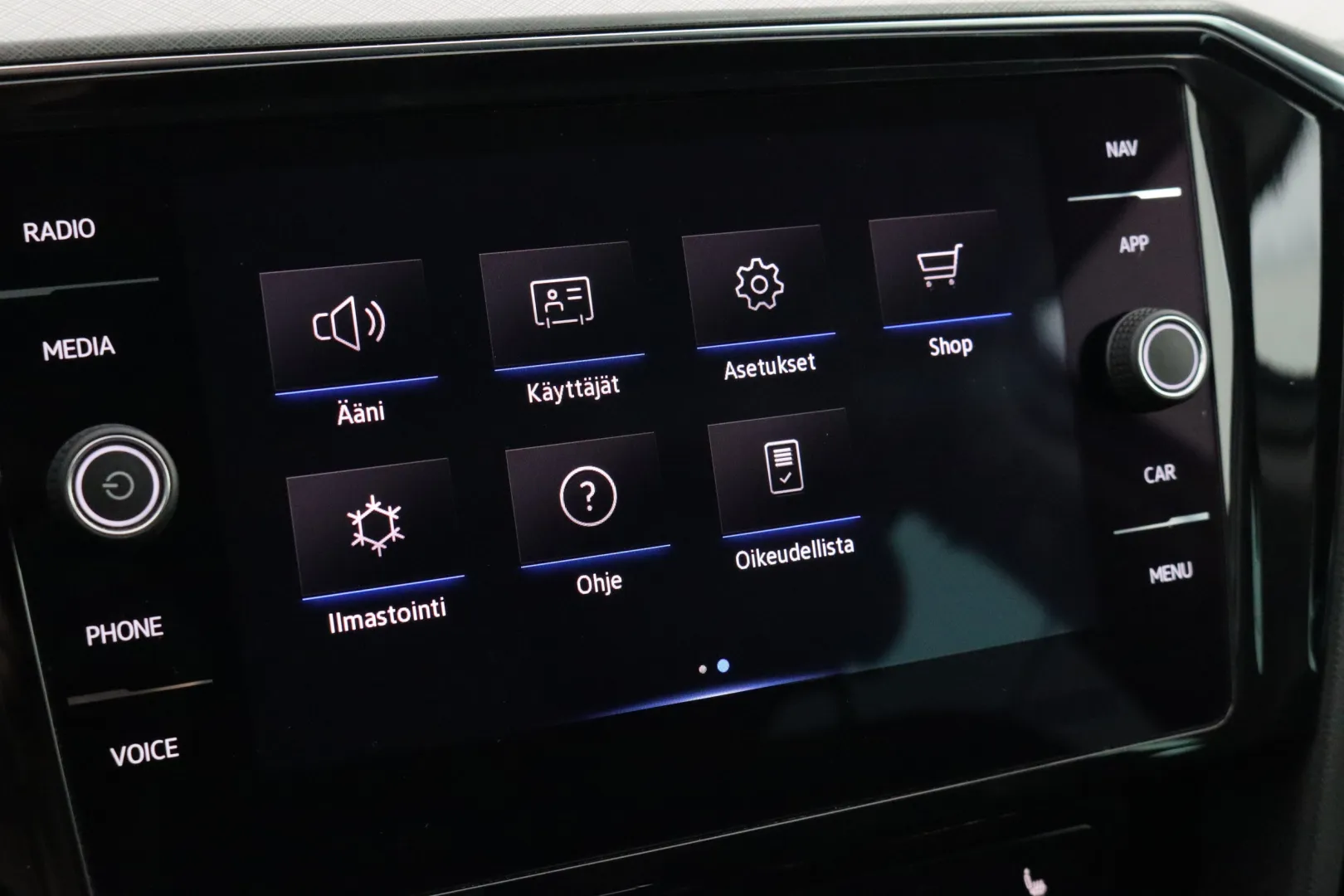VOLKSWAGEN Passat KUE-270 carousel image