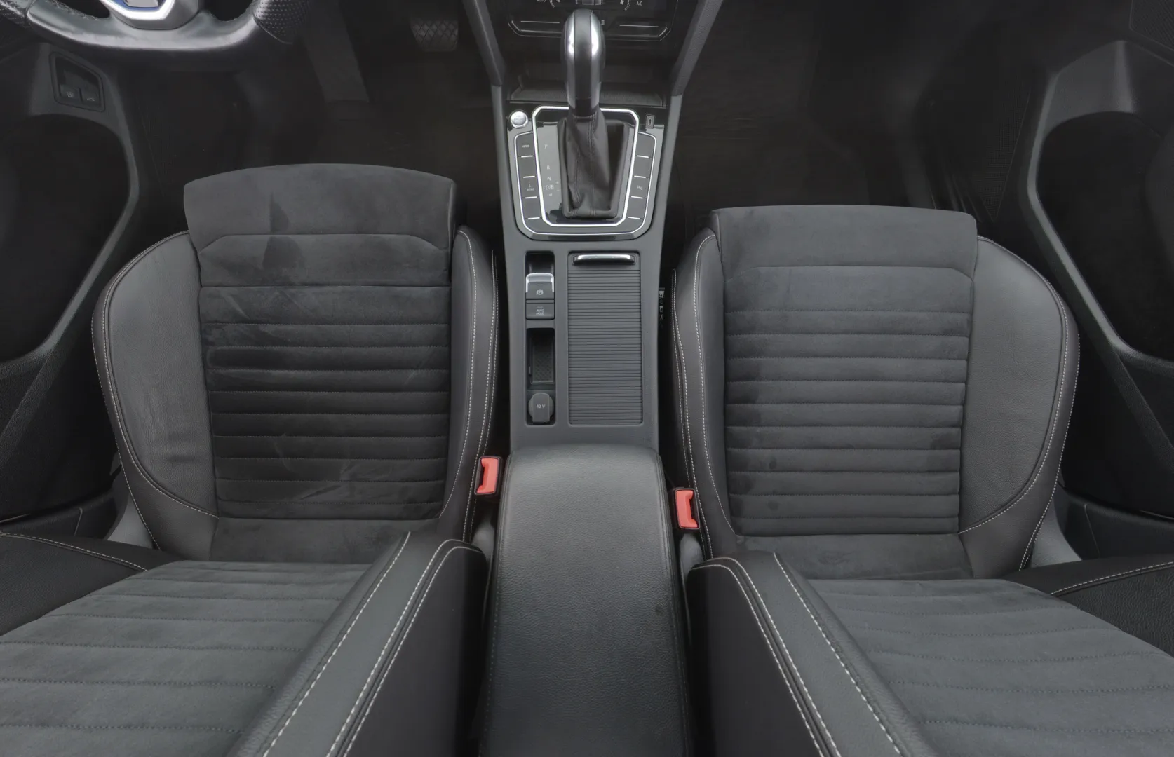 VOLKSWAGEN Passat KUE-270 carousel image