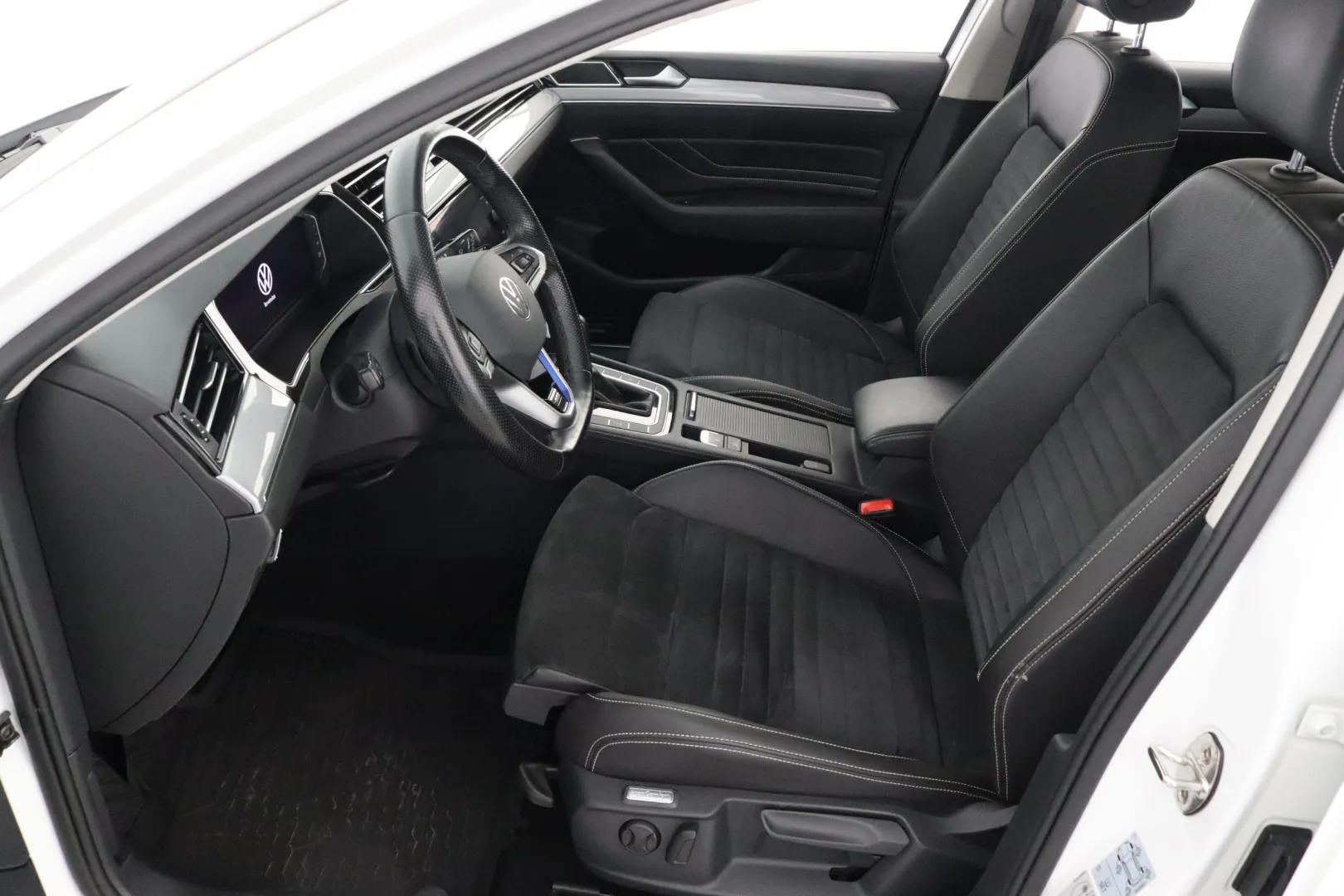 VOLKSWAGEN Passat KUE-270 carousel image