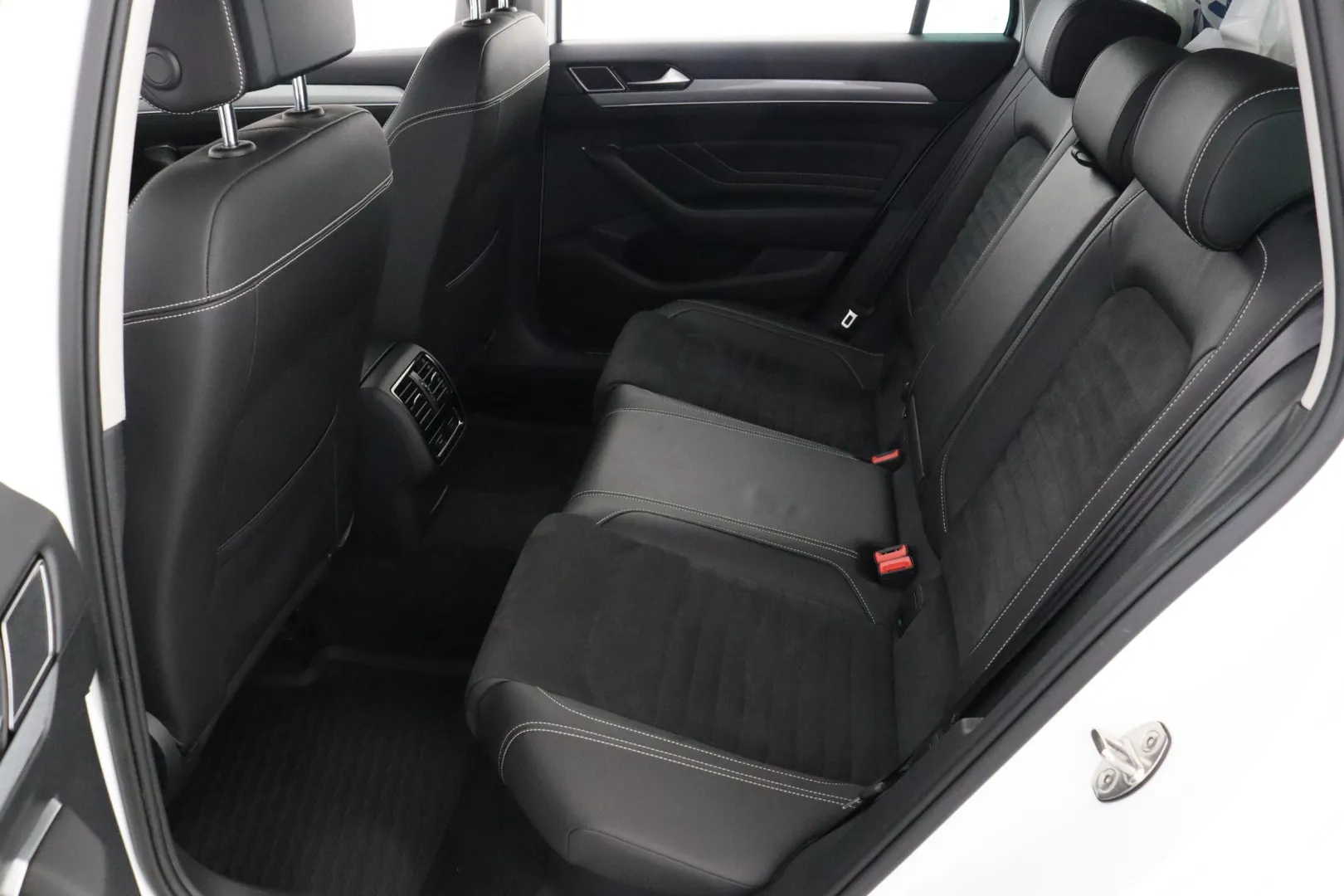 VOLKSWAGEN Passat KUE-270 carousel image
