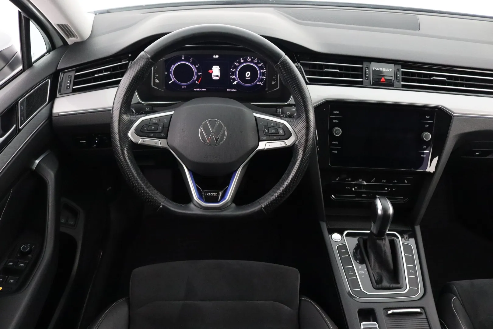 VOLKSWAGEN Passat KUE-270 carousel image