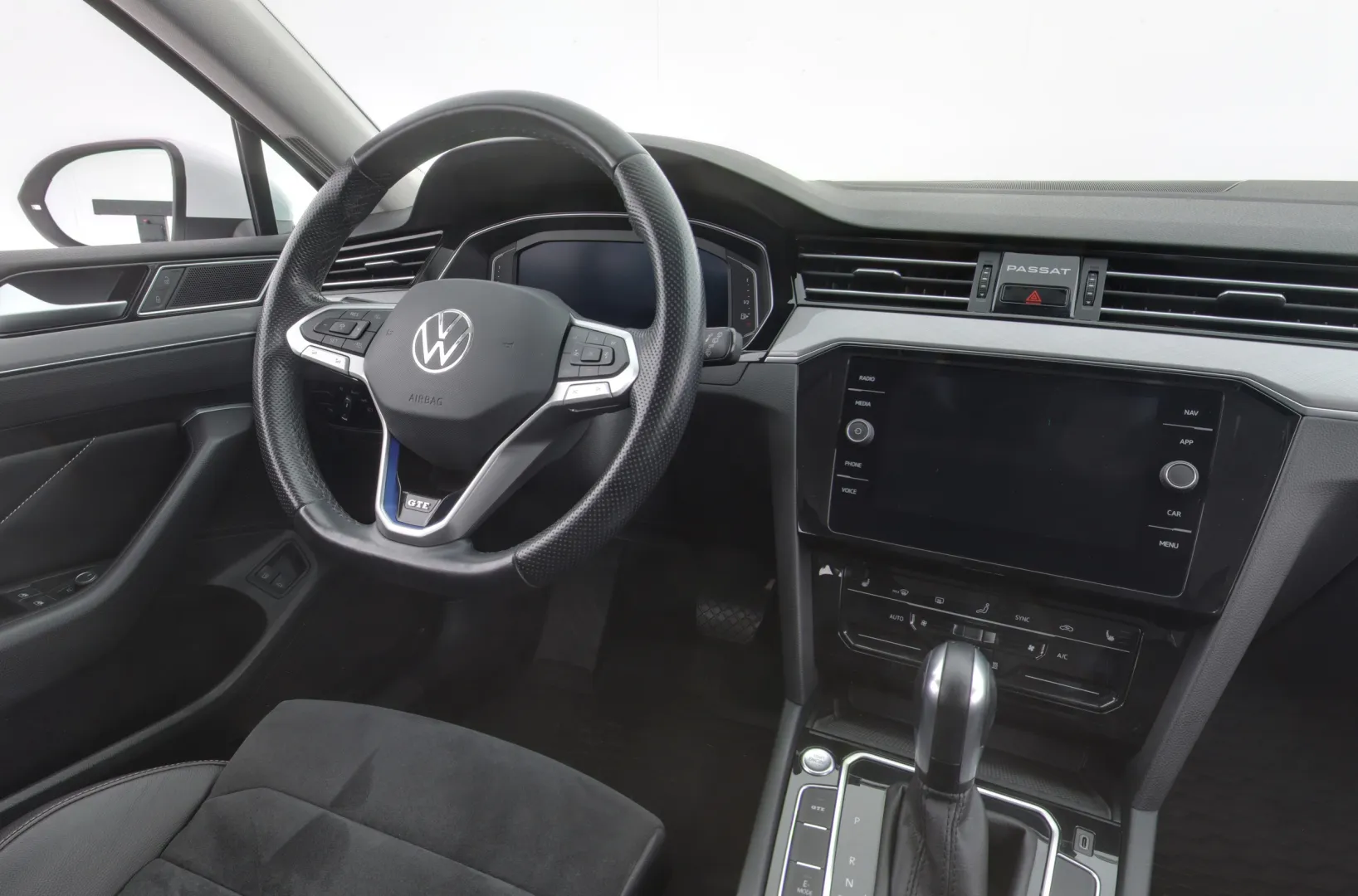 VOLKSWAGEN Passat KUE-270 carousel image