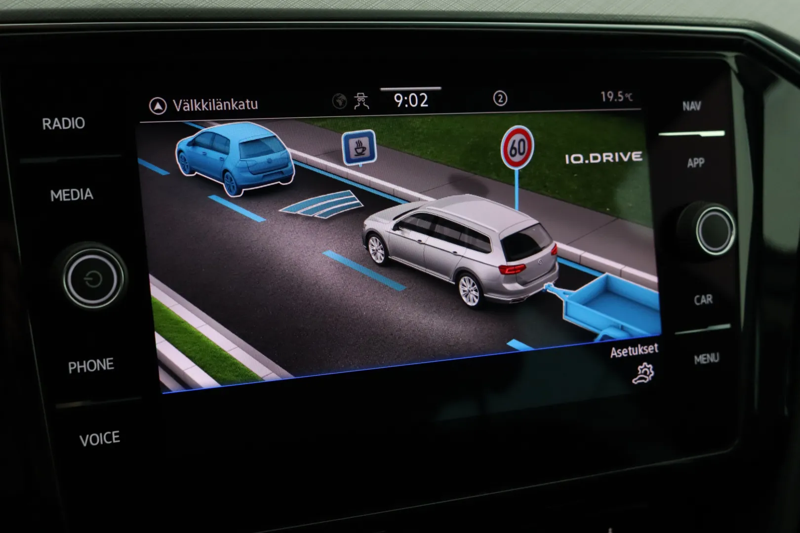 VOLKSWAGEN Passat KUE-270 carousel image