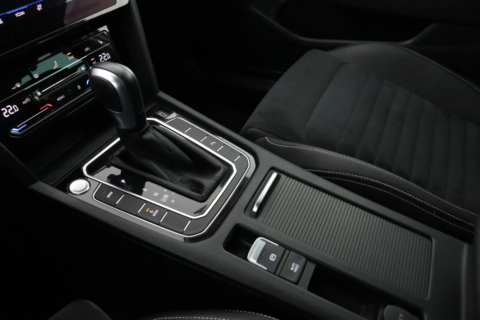 VOLKSWAGEN Passat KUE-270 carousel image