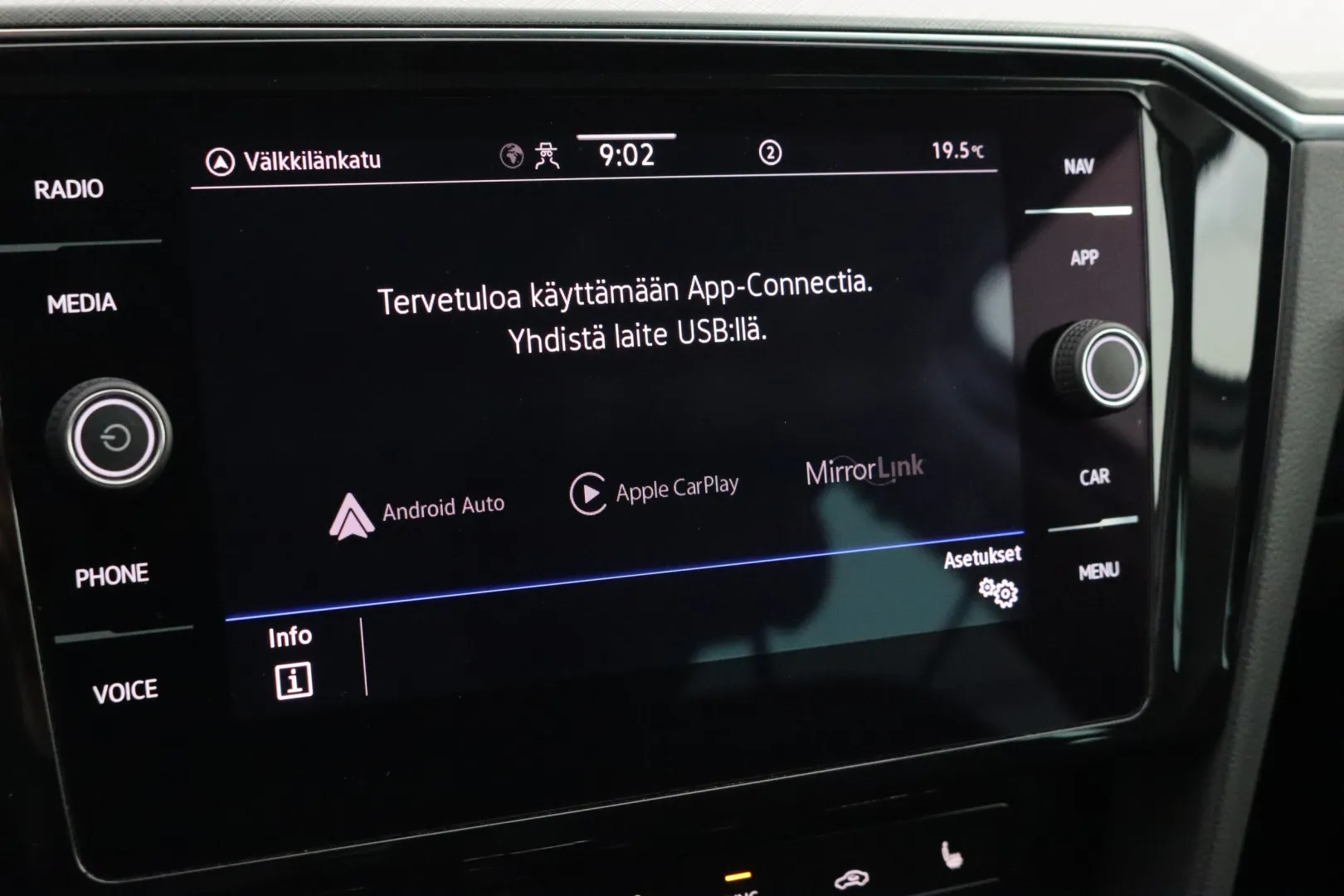 VOLKSWAGEN Passat KUE-270 carousel image