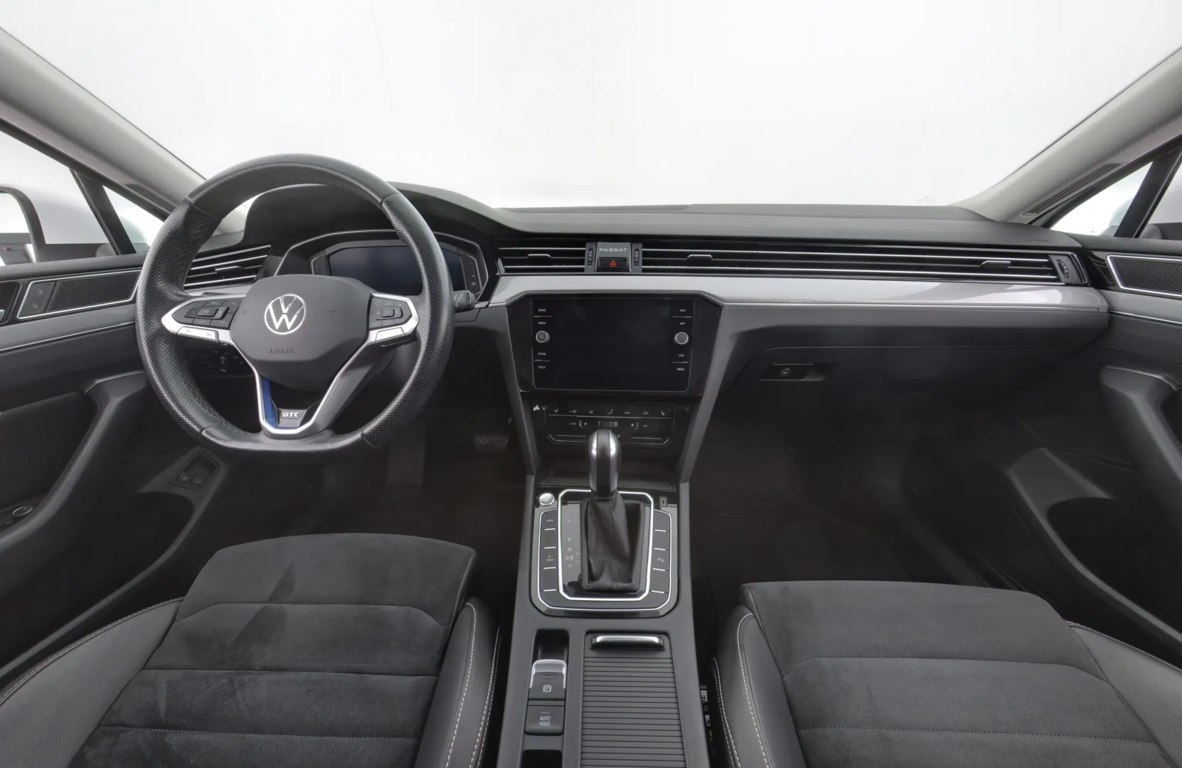 VOLKSWAGEN Passat KUE-270 carousel image