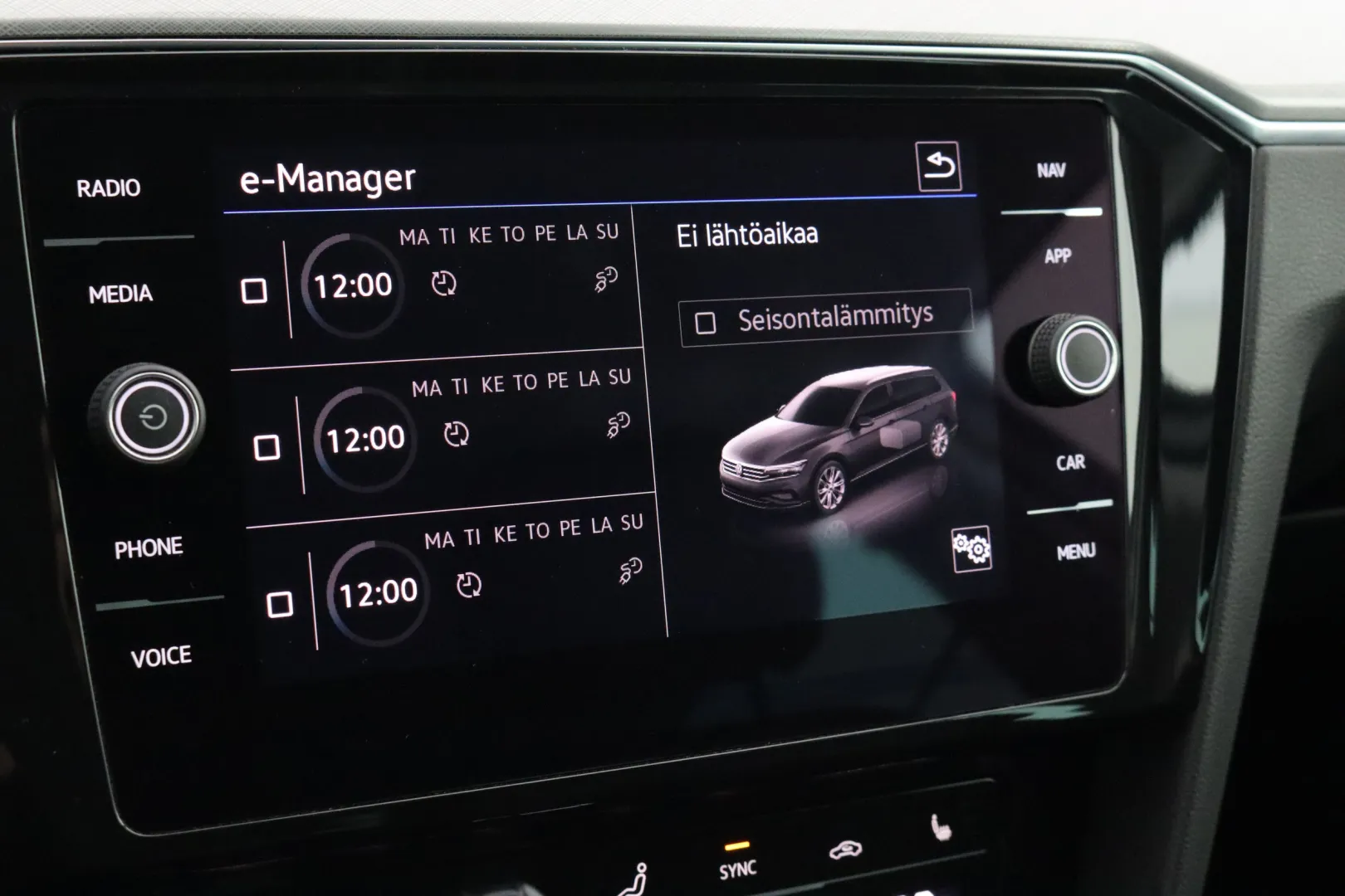 VOLKSWAGEN Passat KUE-270 carousel image