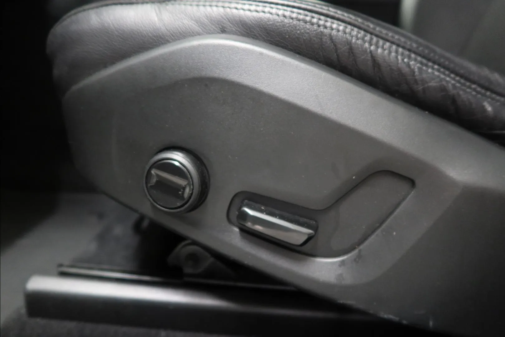 VOLVO XC60 SOE-225 carousel image