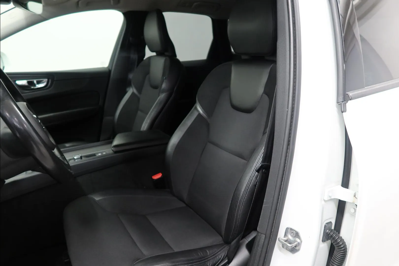 VOLVO XC60 SOE-225 carousel image