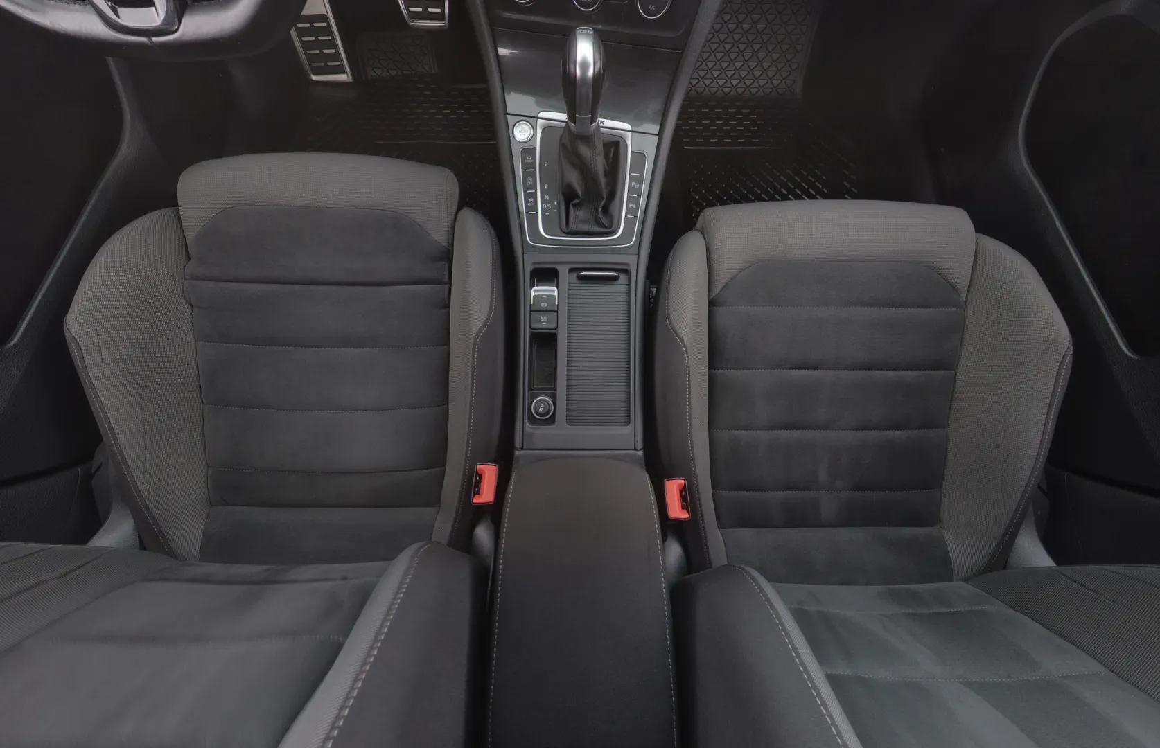 VOLKSWAGEN Golf YJL-247 carousel image
