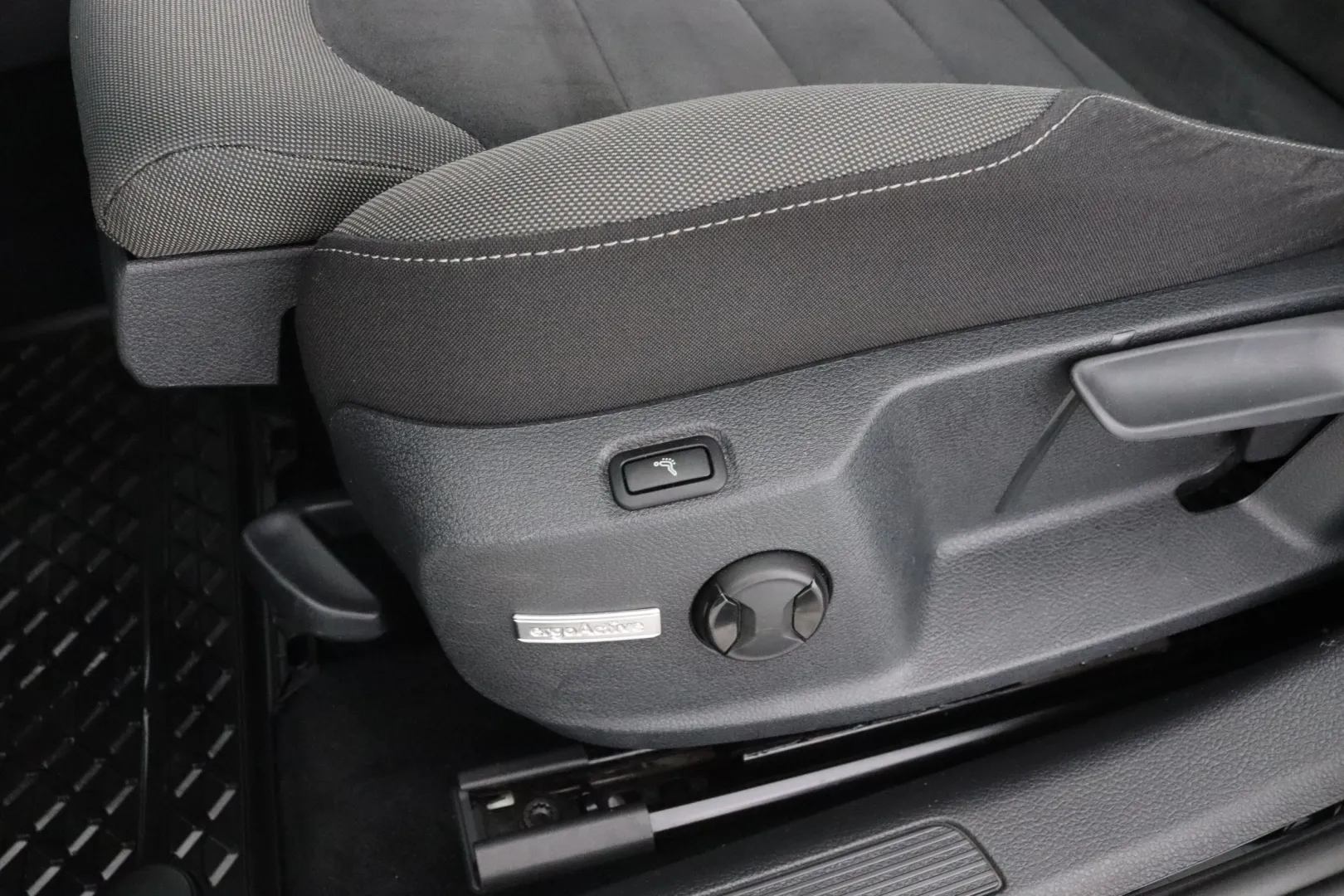VOLKSWAGEN Golf YJL-247 carousel image