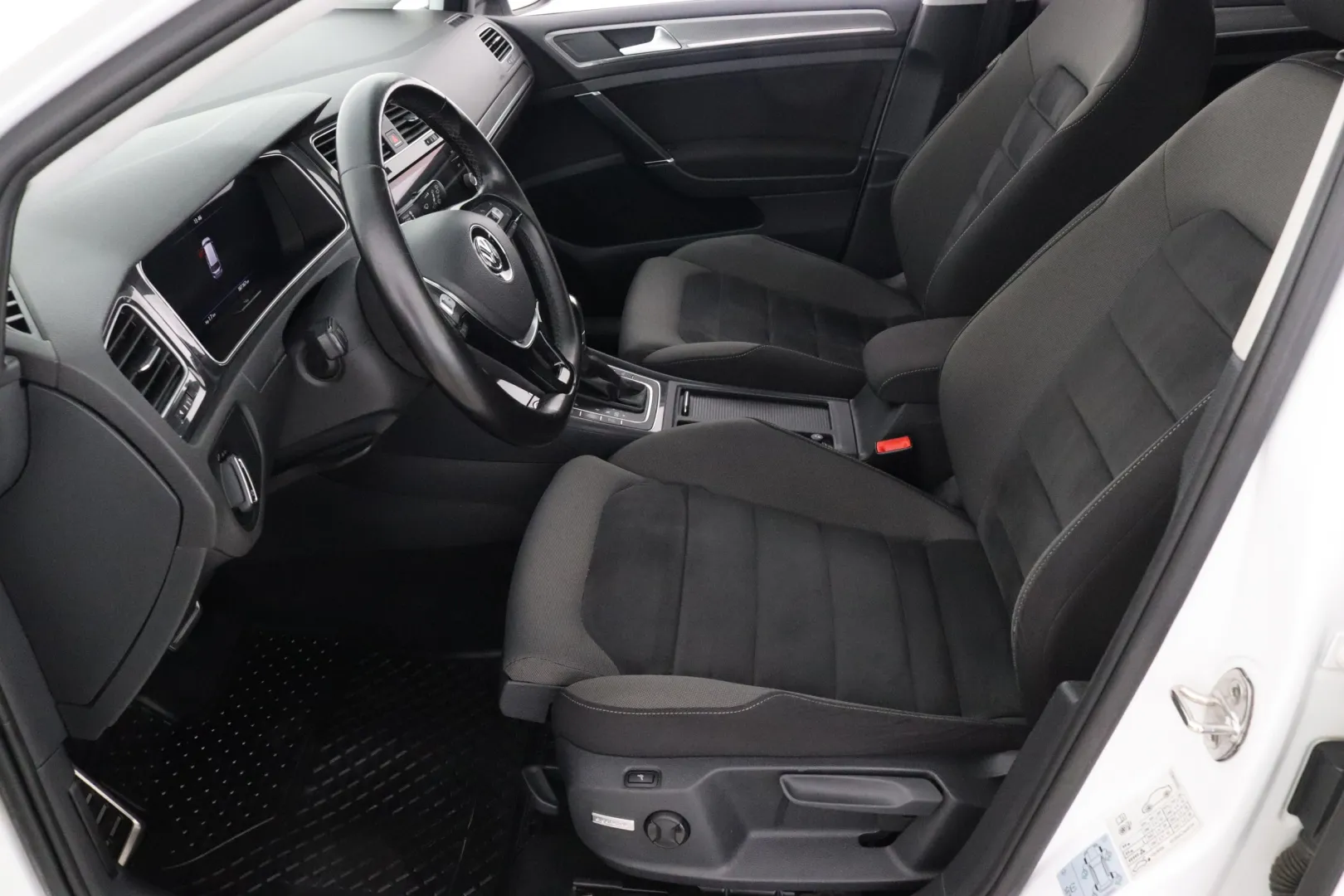 VOLKSWAGEN Golf YJL-247 carousel image