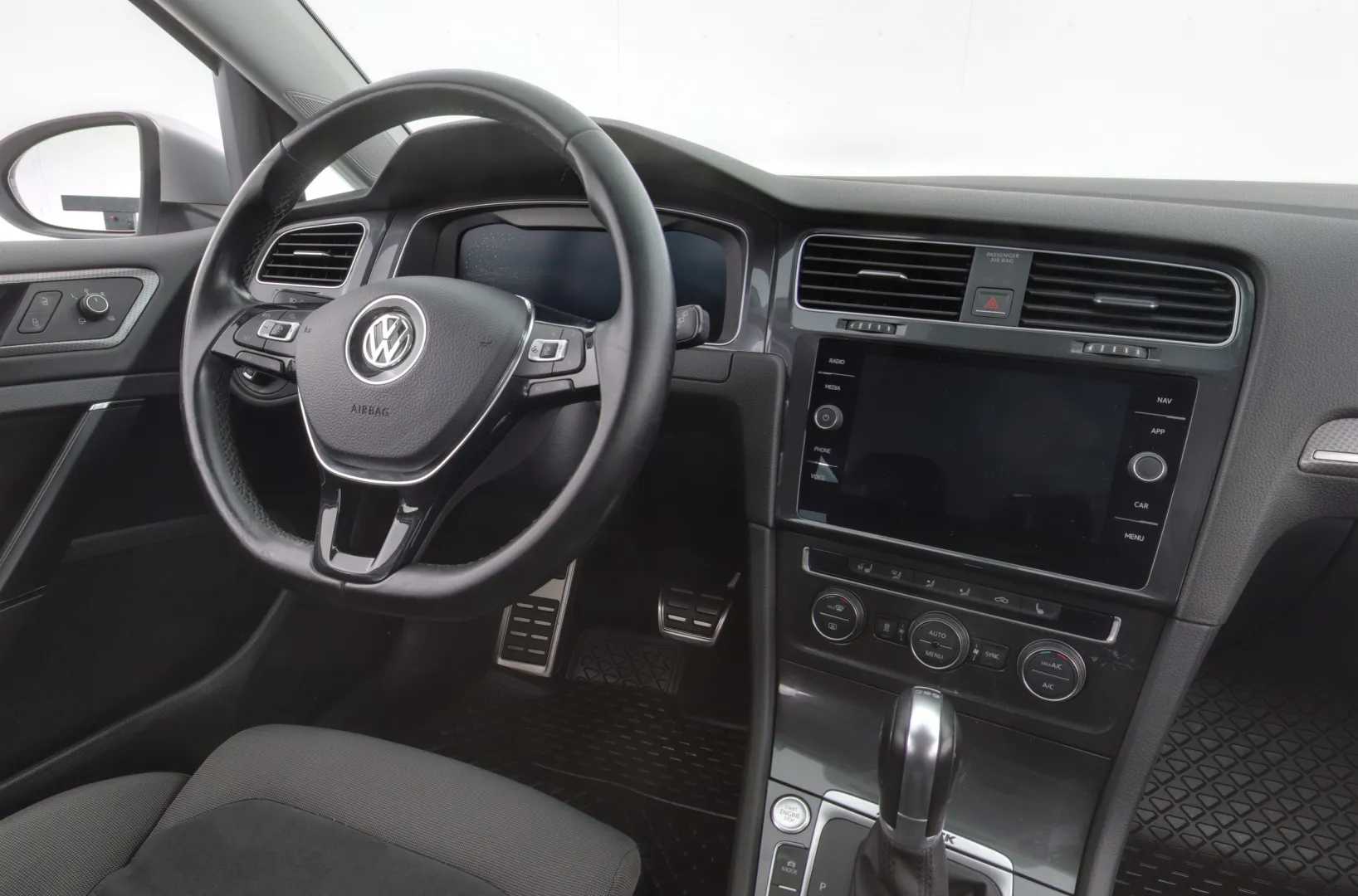 VOLKSWAGEN Golf YJL-247 carousel image