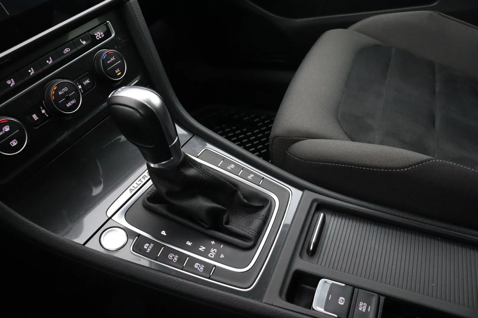 VOLKSWAGEN Golf YJL-247 carousel image
