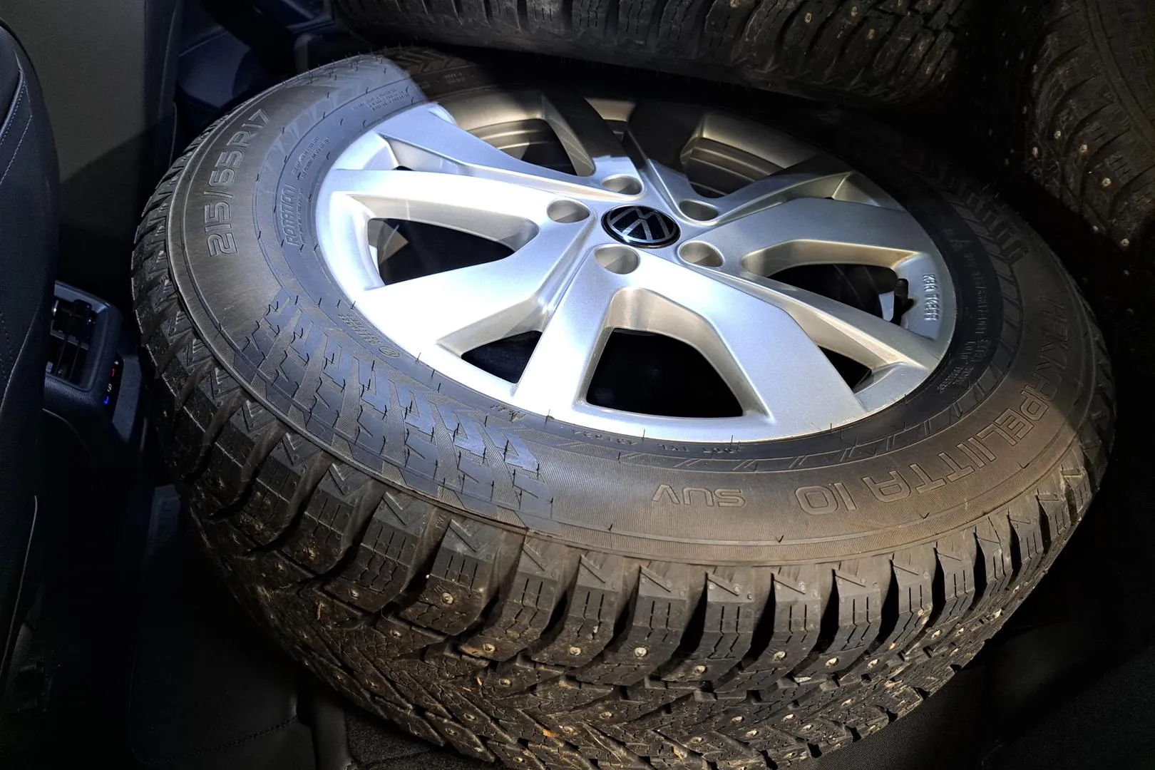 Volkswagen Tiguan YYC-985 carousel image