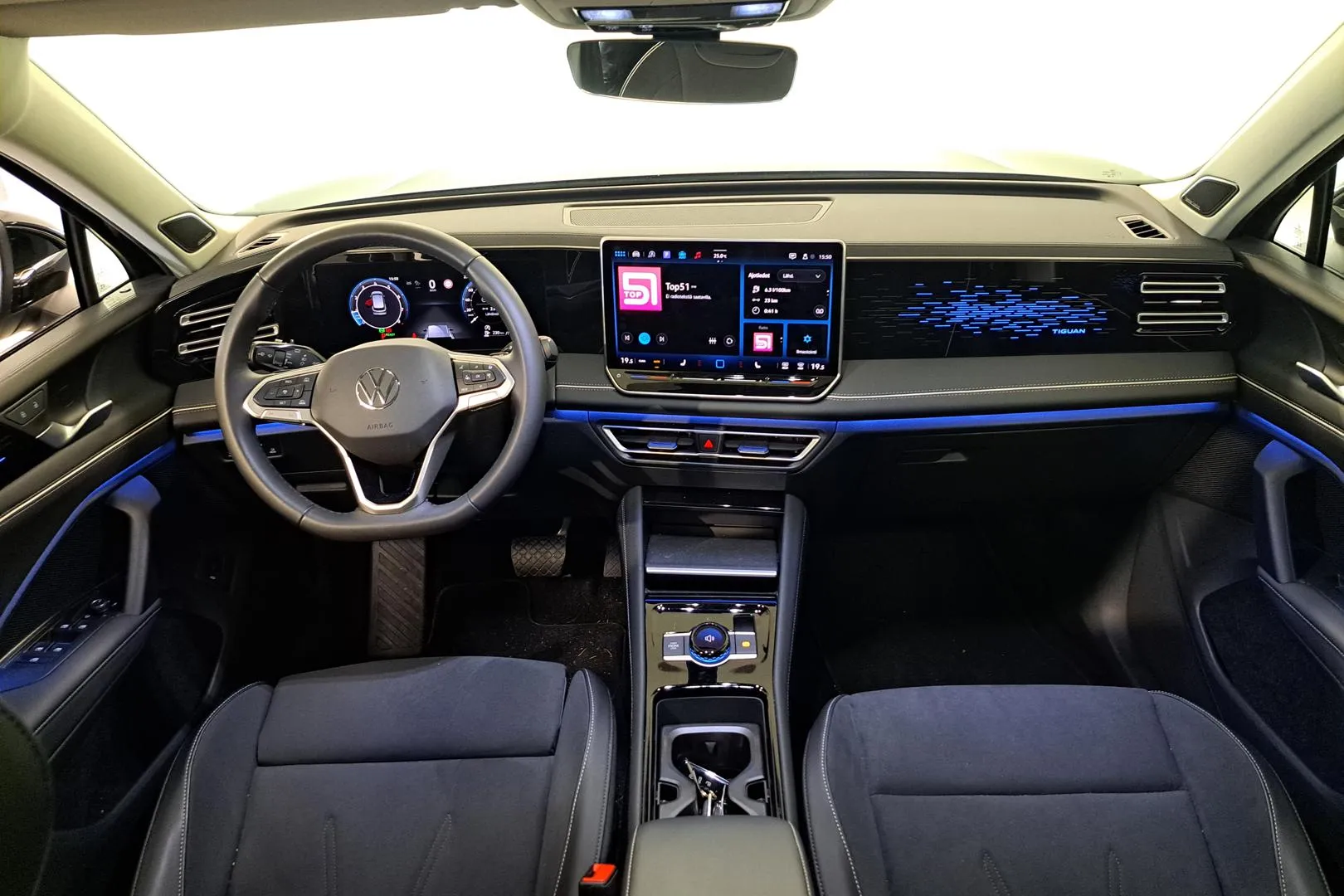 Volkswagen Tiguan YYC-985 carousel image