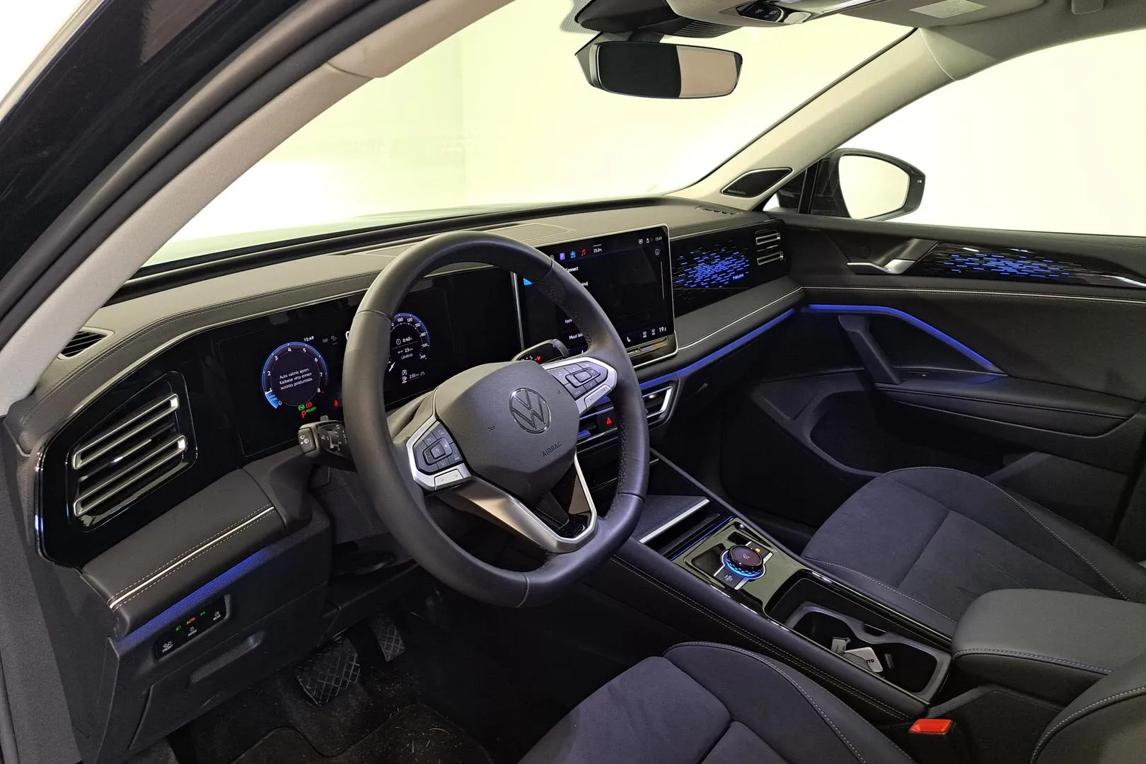 Volkswagen Tiguan YYC-985 carousel image