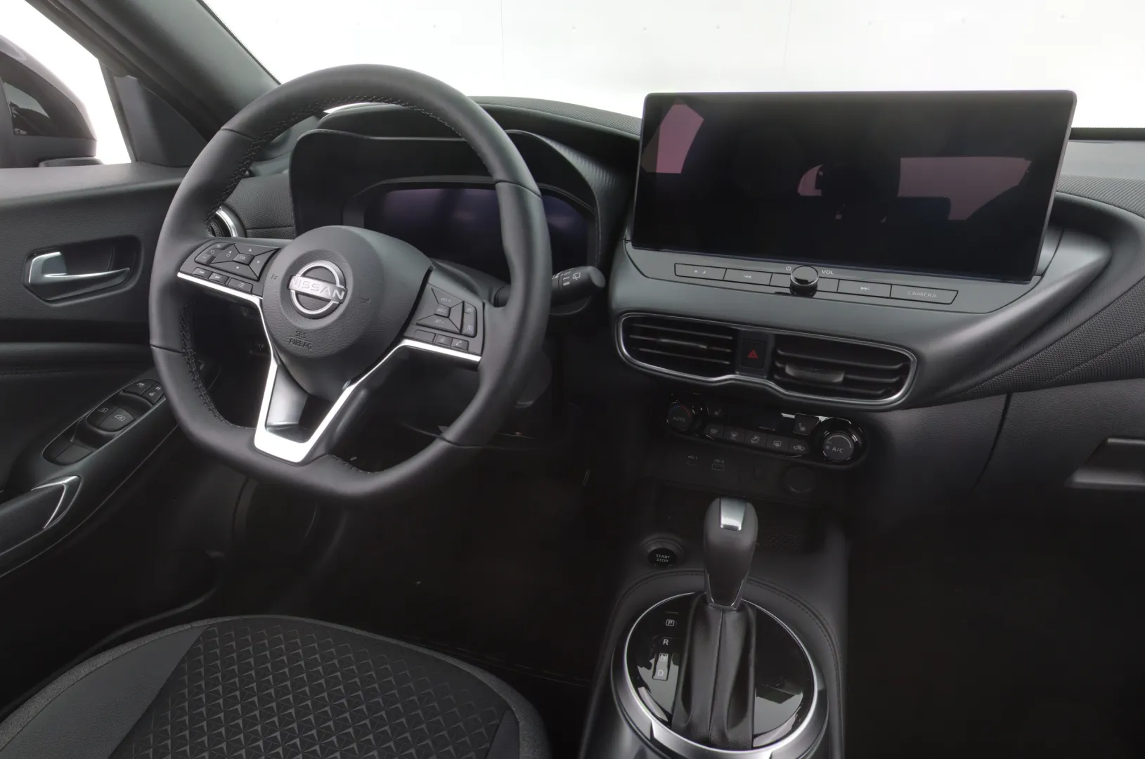 Nissan Juke SZJ-304 carousel image