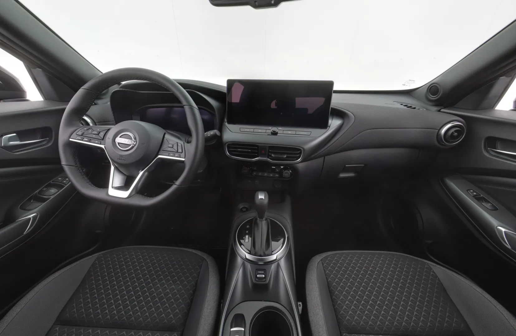 Nissan Juke SZJ-304 carousel image