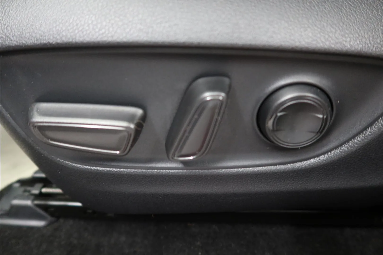 TOYOTA RAV4 Plug-in KUN-133 carousel image