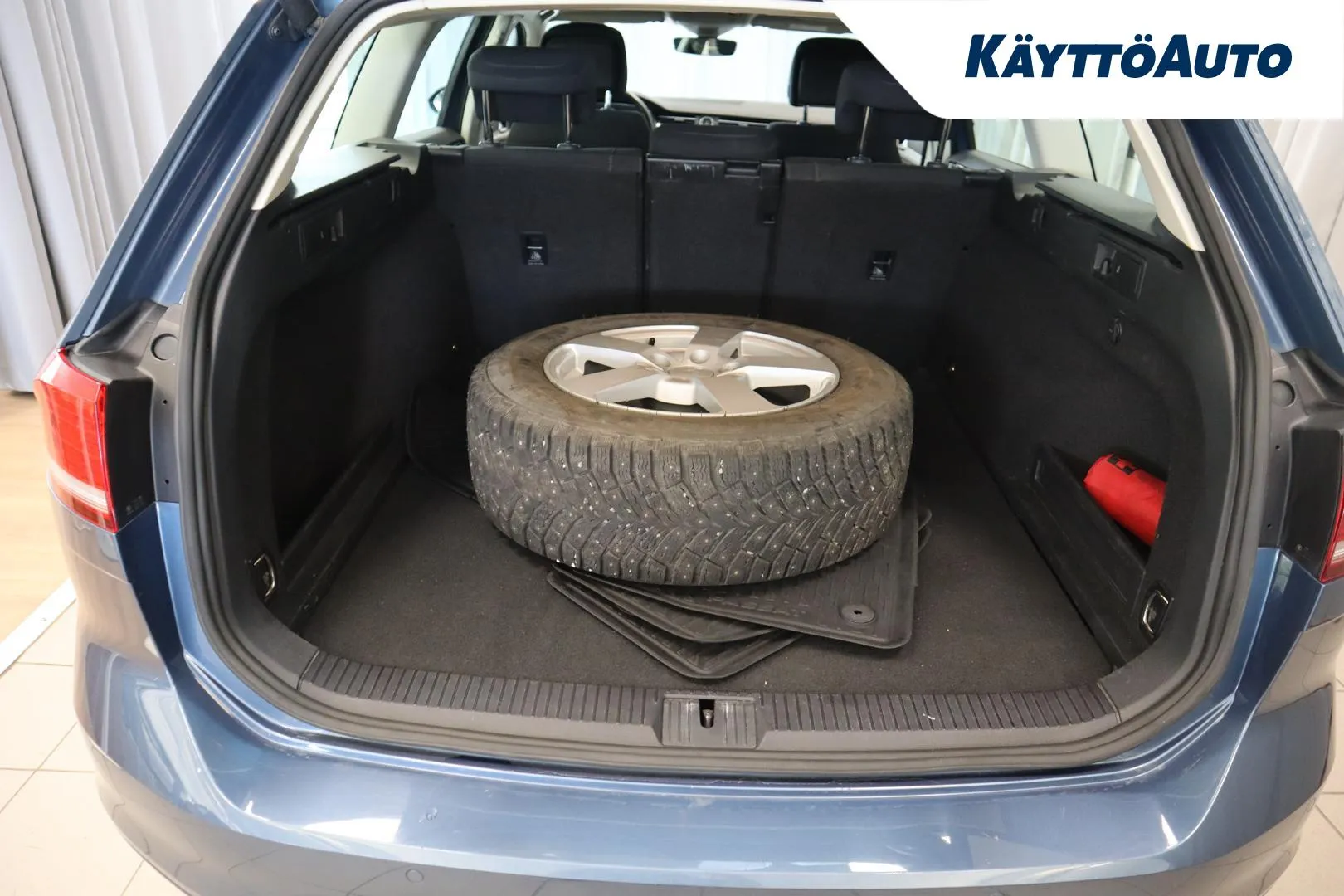 VOLKSWAGEN Passat FMU-543 carousel image