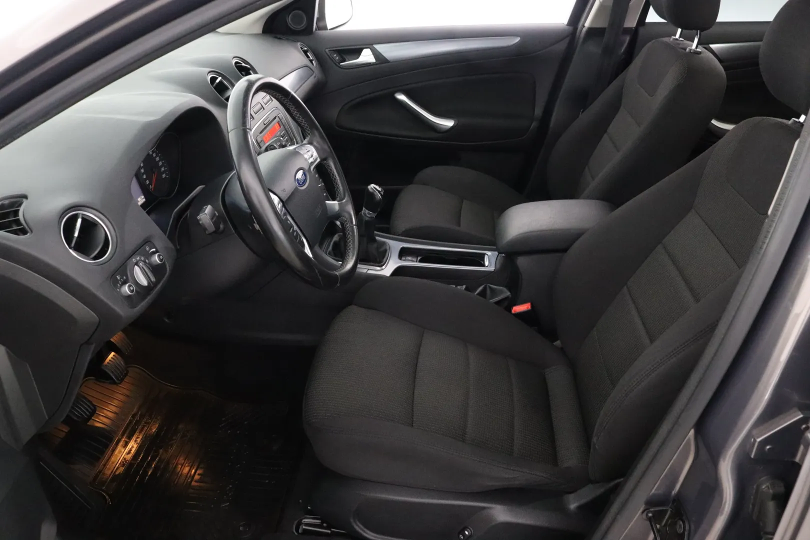 FORD Mondeo CHV-596 carousel image