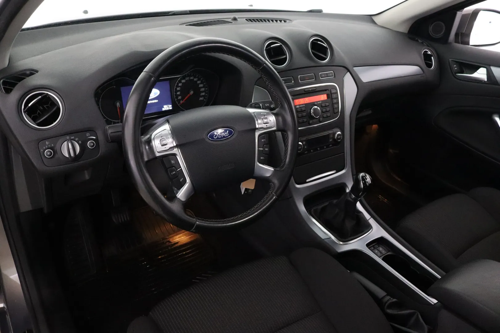 FORD Mondeo CHV-596 carousel image
