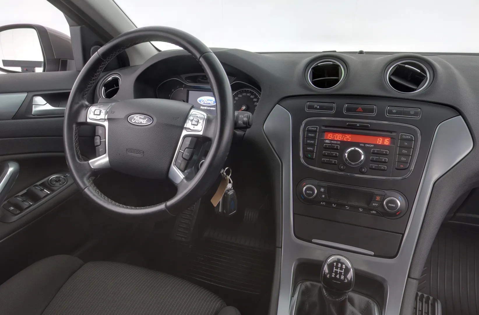 FORD Mondeo CHV-596 carousel image