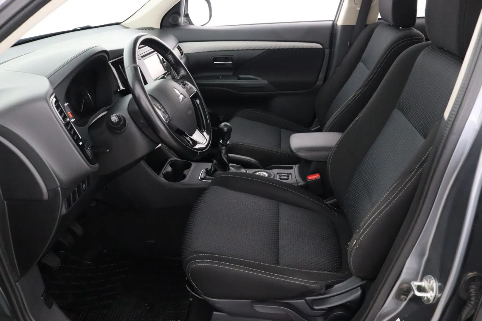 MITSUBISHI Outlander MMM-923 carousel image