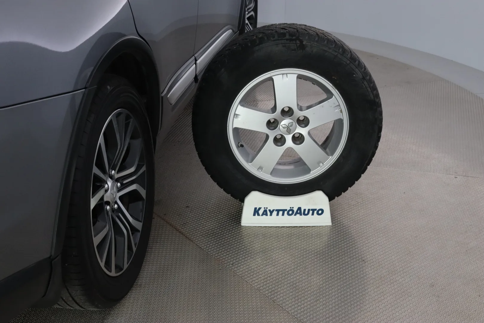 MITSUBISHI Outlander MMM-923 carousel image
