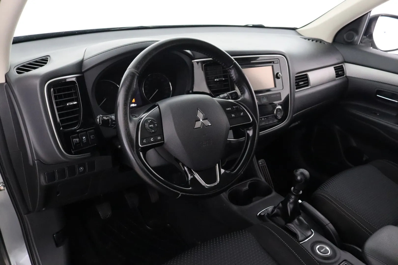 MITSUBISHI Outlander MMM-923 carousel image