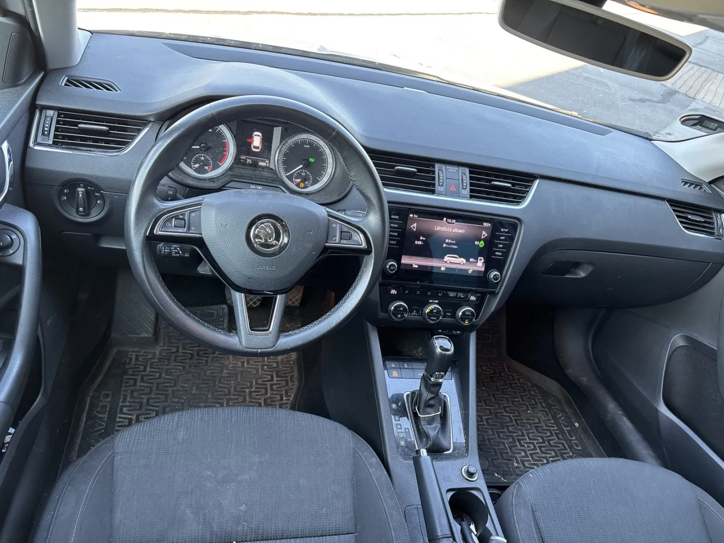 SKODA Octavia UZZ-401 carousel image