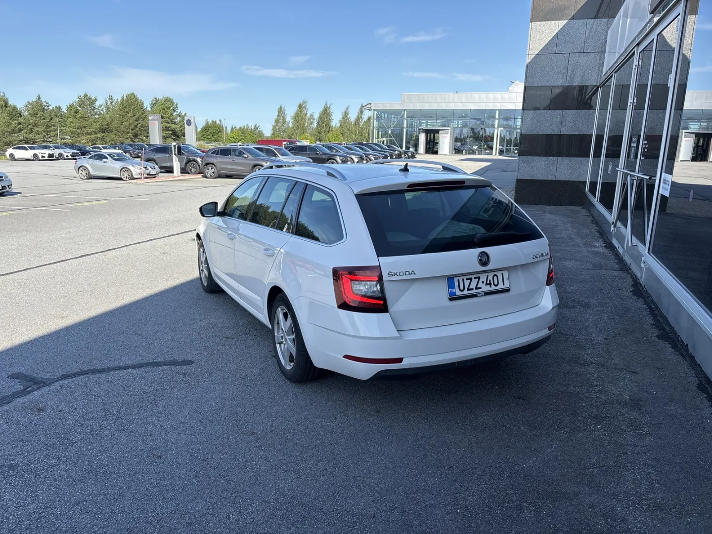 SKODA Octavia UZZ-401 carousel image