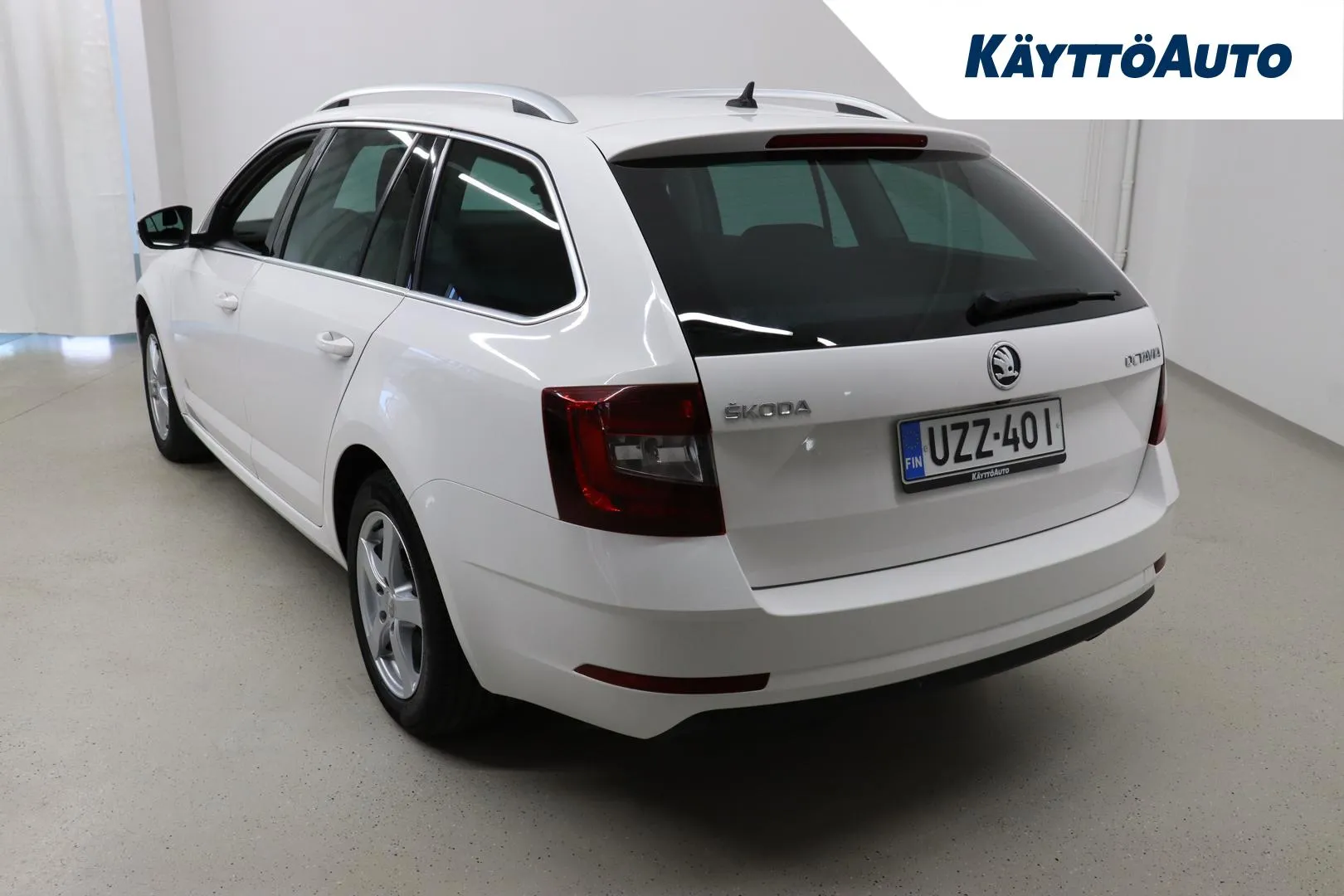 SKODA Octavia UZZ-401 carousel image