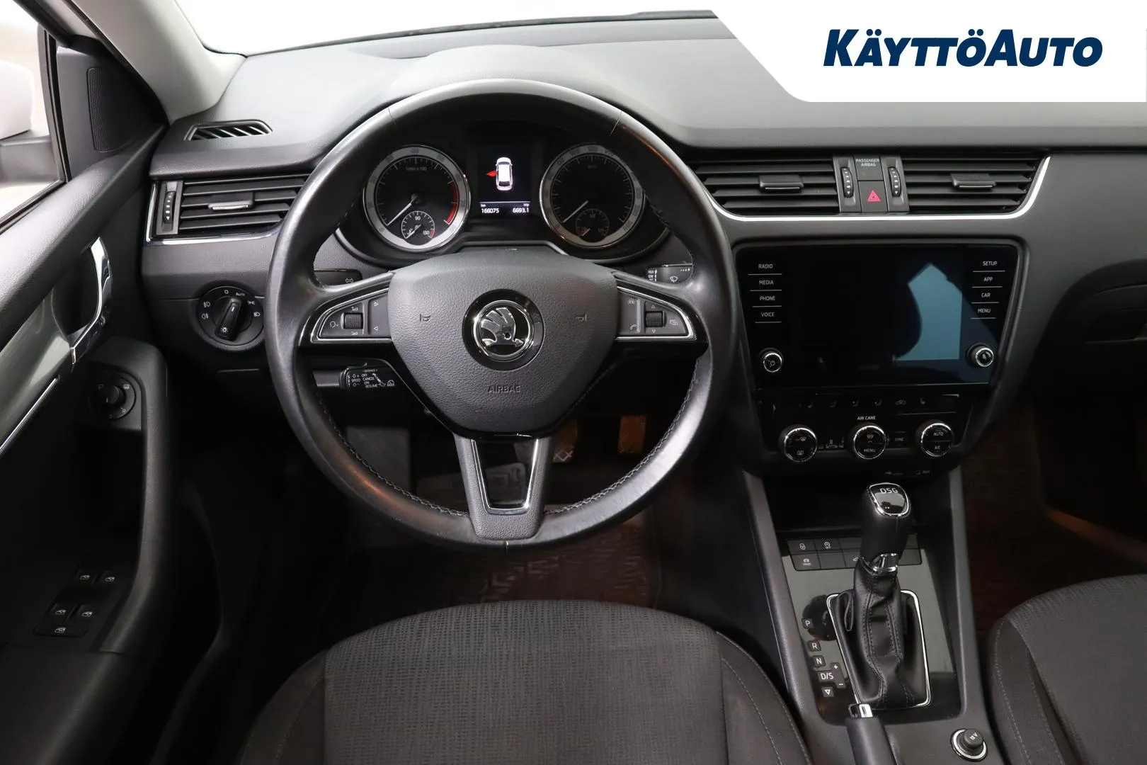 SKODA Octavia UZZ-401 carousel image