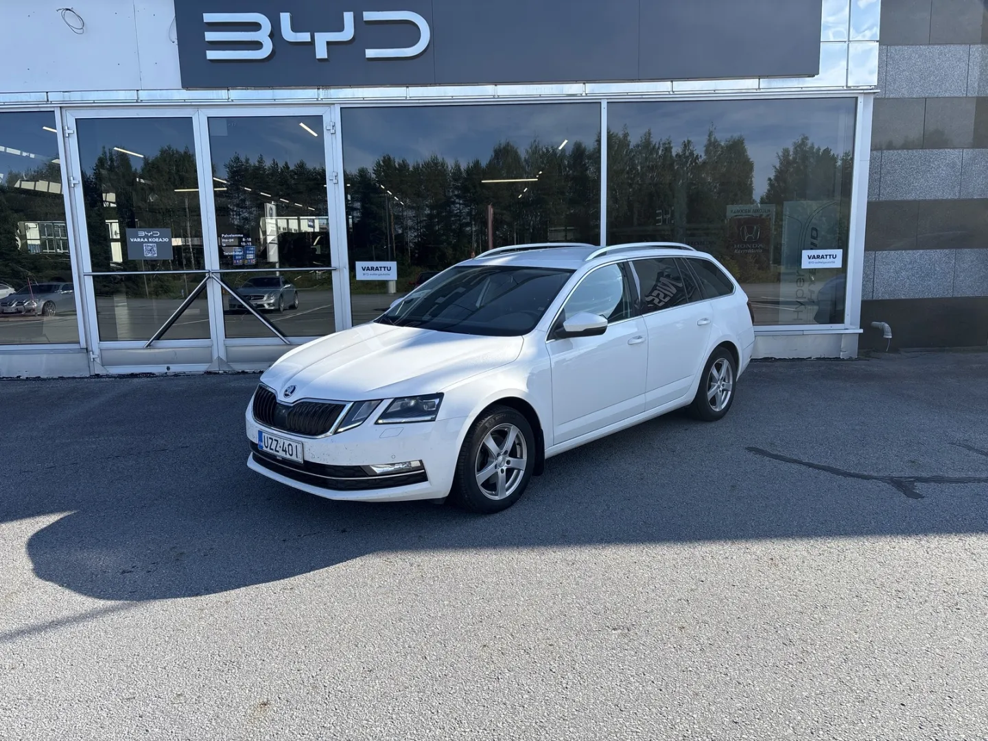 SKODA Octavia UZZ-401 carousel image