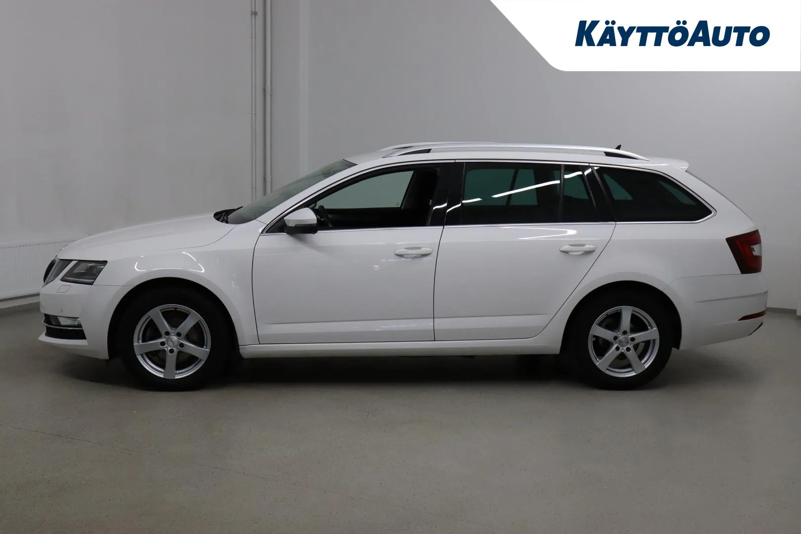 SKODA Octavia UZZ-401 carousel image