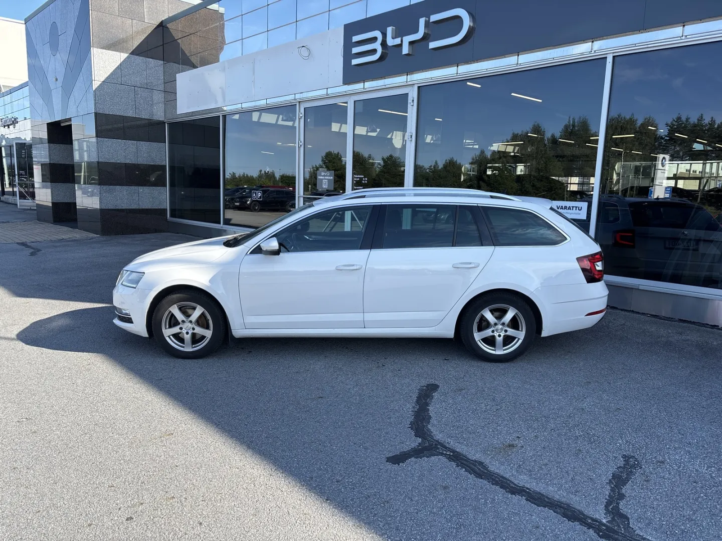 SKODA Octavia UZZ-401 carousel image