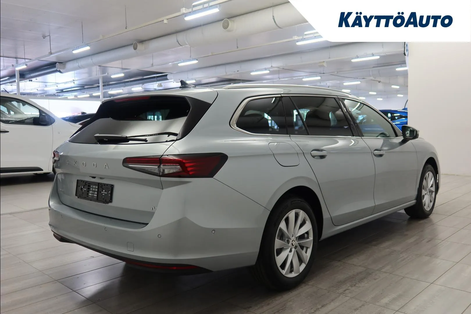Skoda Superb JNK-513 carousel image