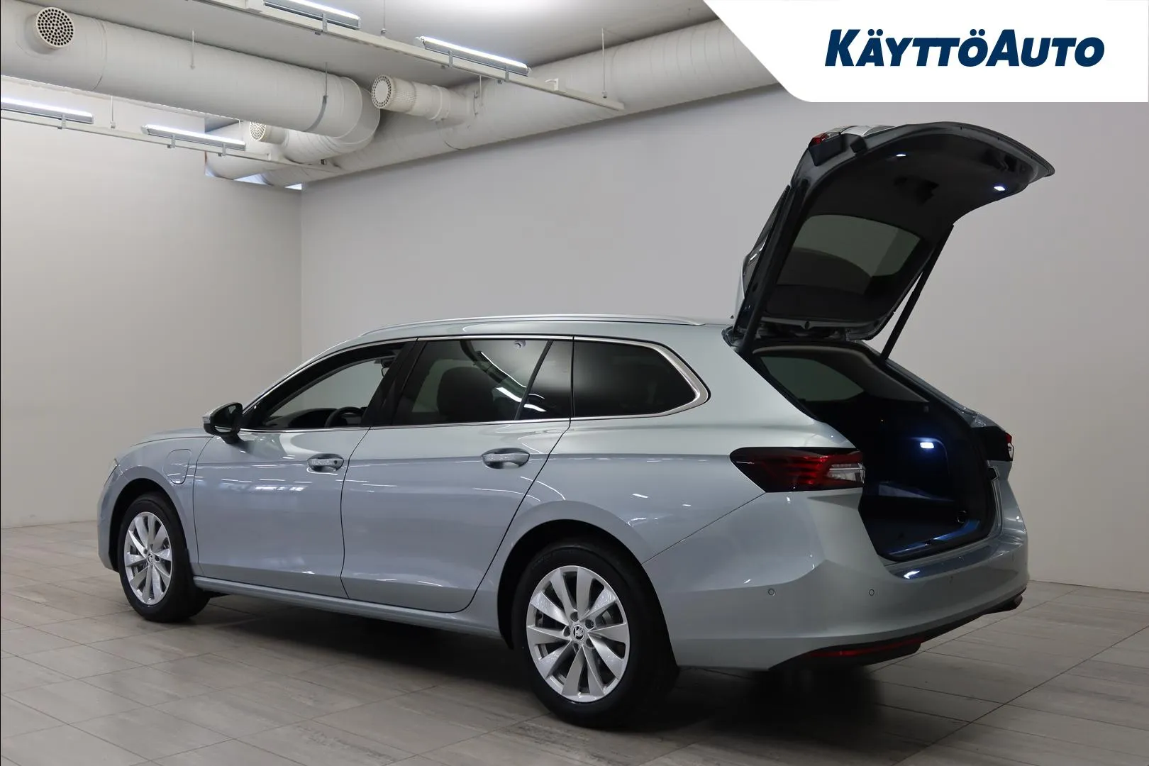 Skoda Superb JNK-513 carousel image