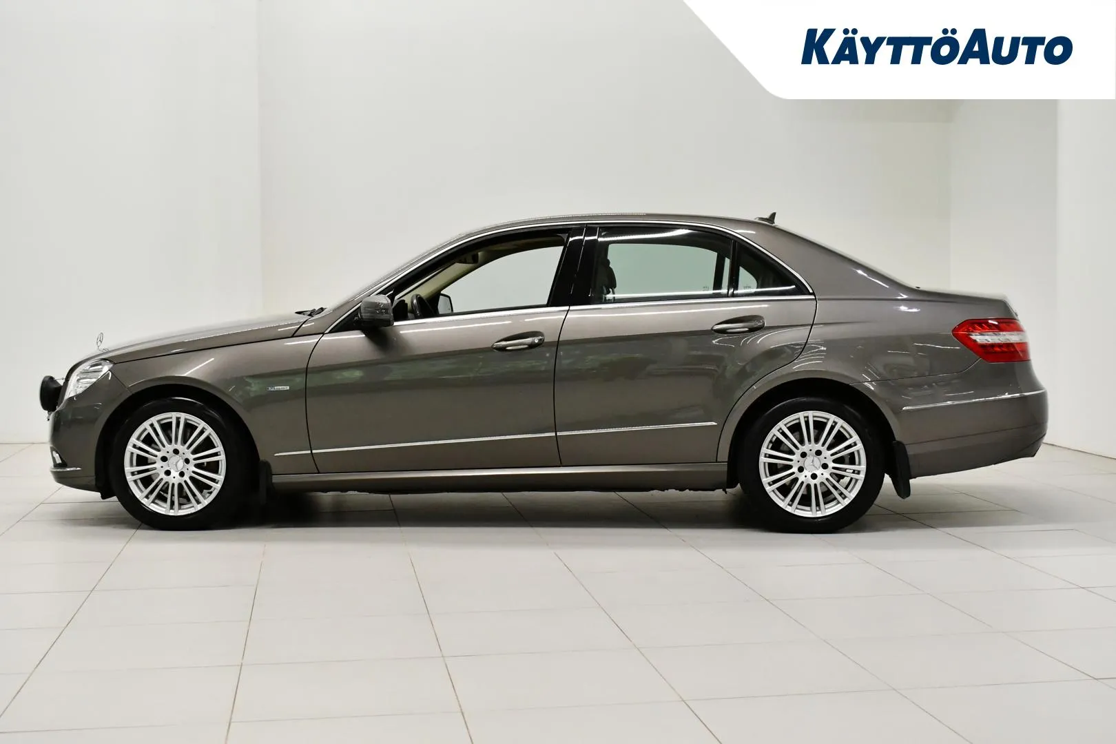 MERCEDES-BENZ E SOZ-425 carousel image