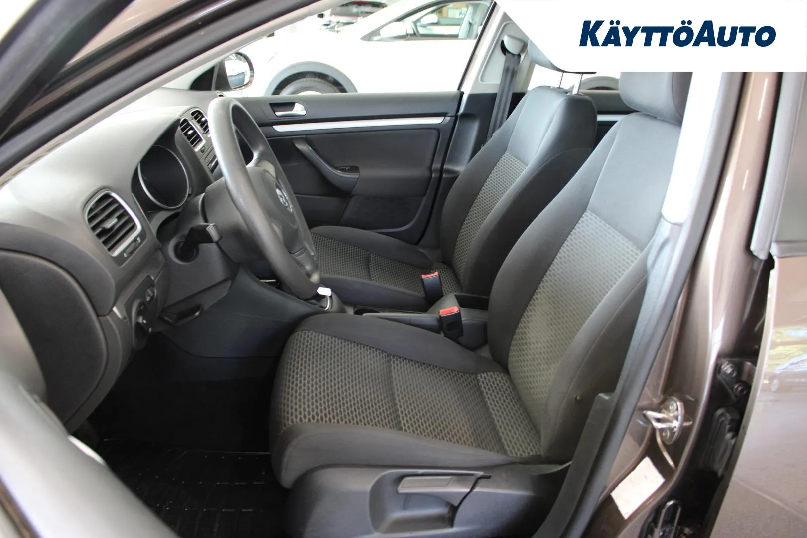VOLKSWAGEN Golf YVT-269 carousel image