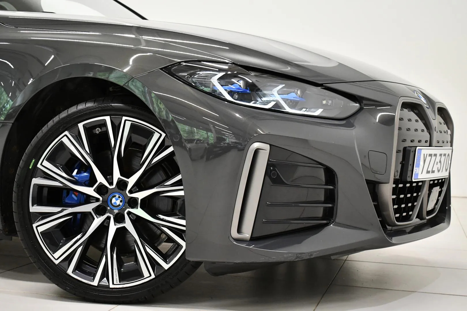 BMW i4 YZZ-370 carousel image