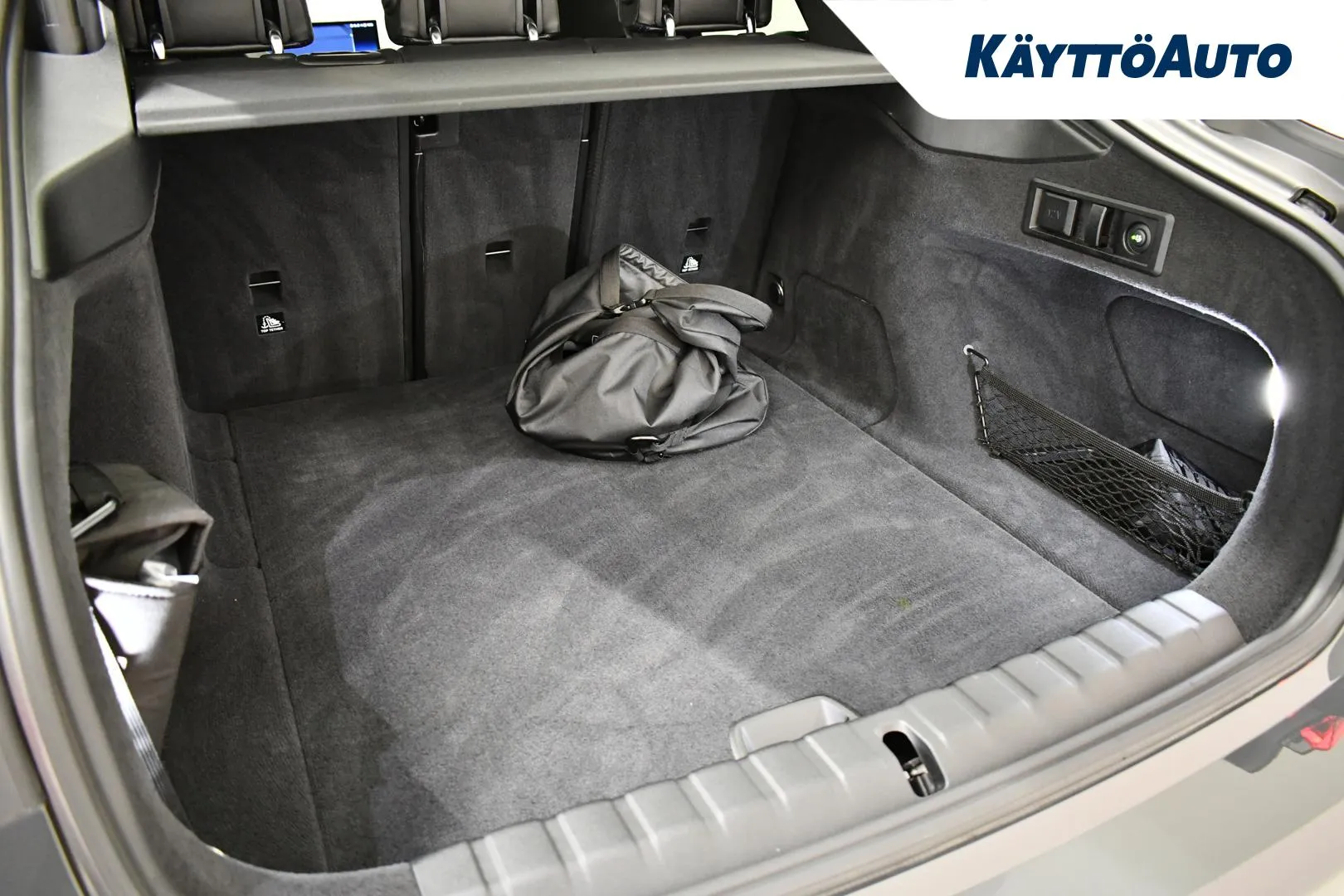 BMW i4 YZZ-370 carousel image