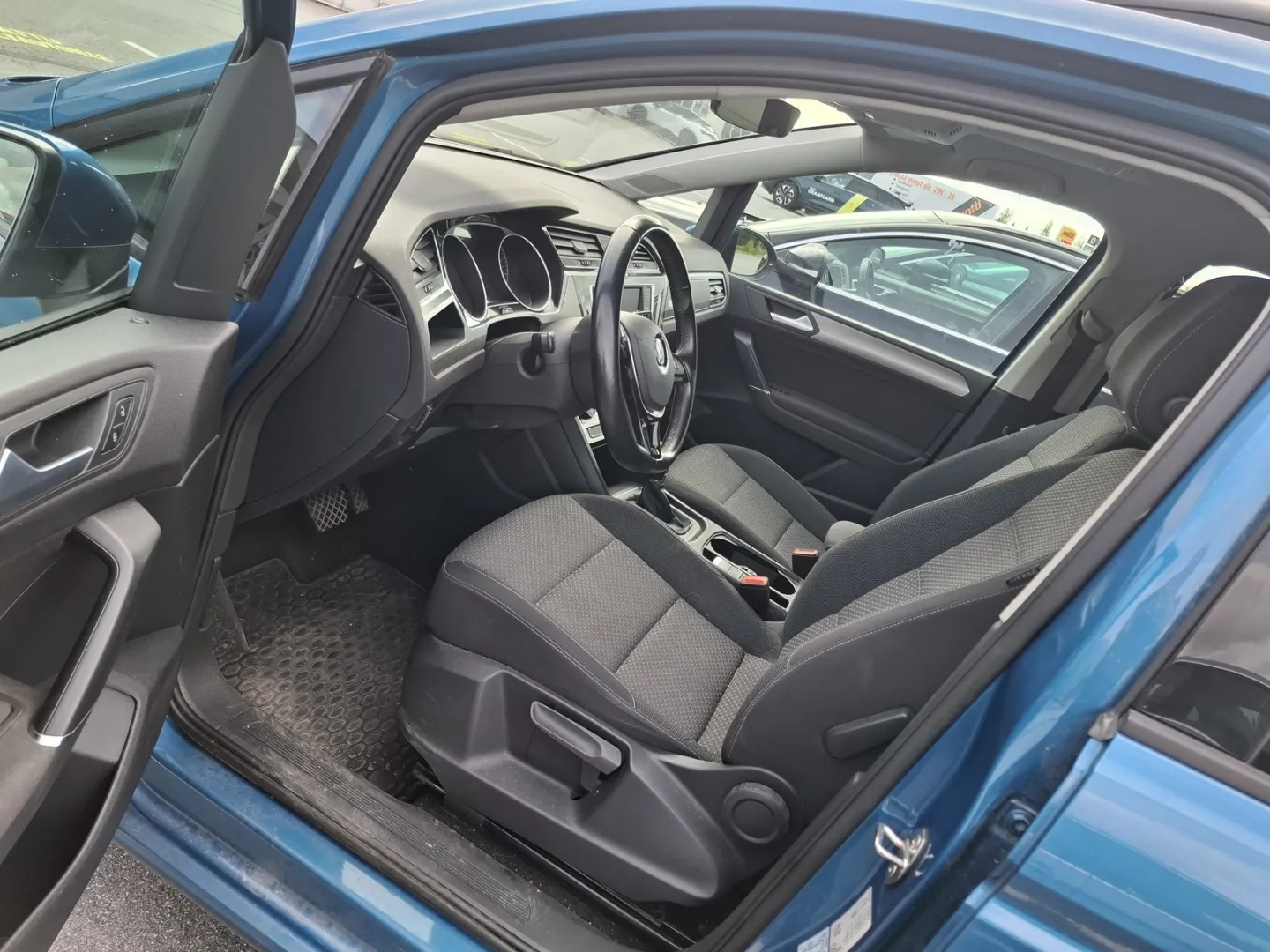 VOLKSWAGEN Touran KOJ-294 carousel image