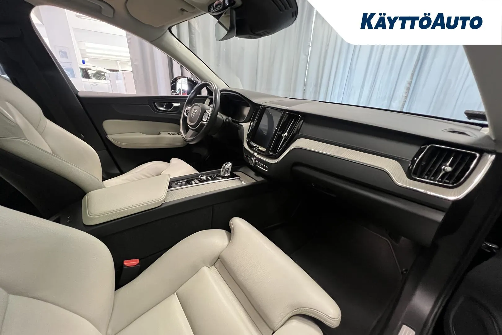 VOLVO XC60 XXC-185 carousel image