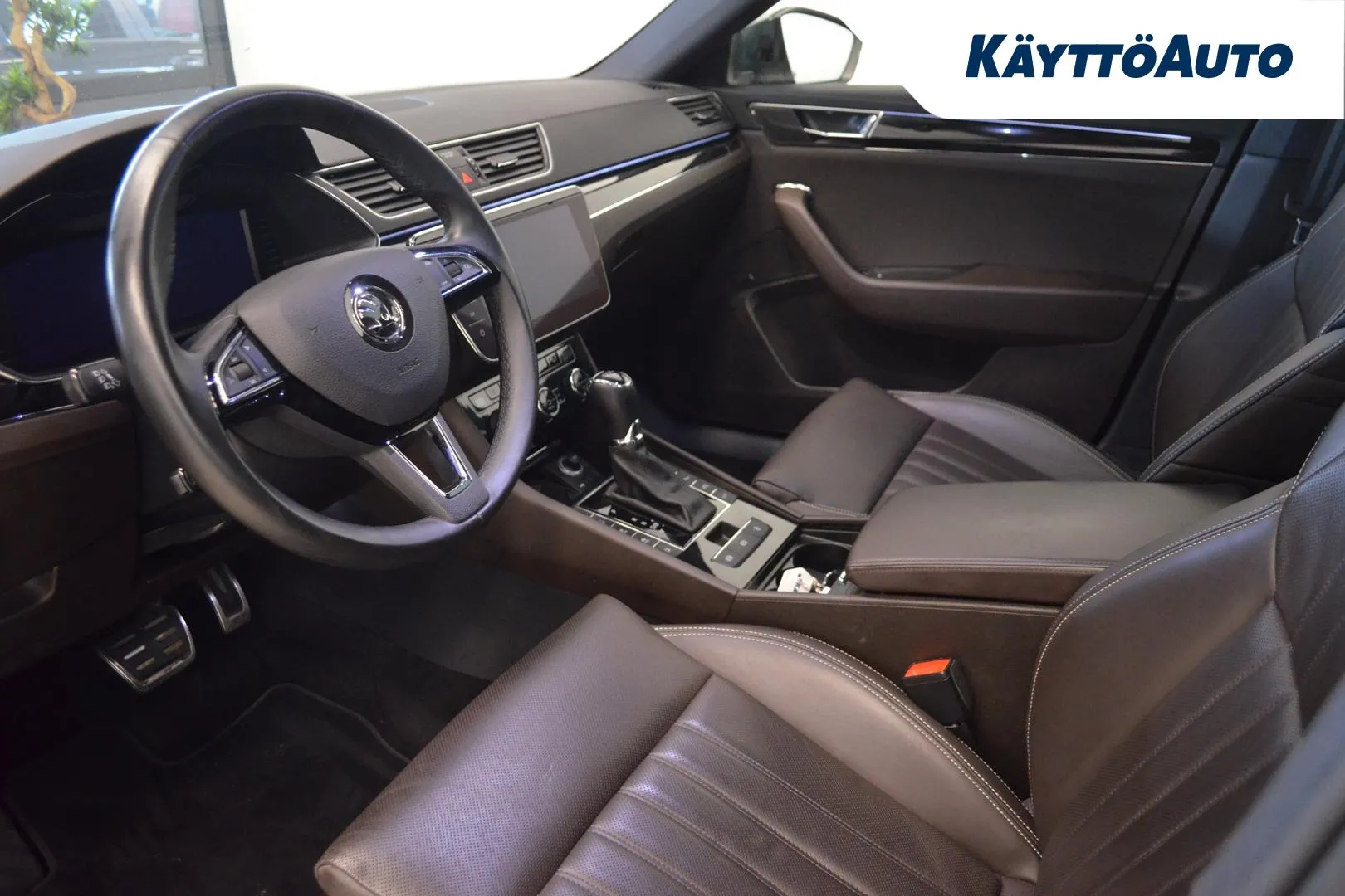 SKODA Superb XXH-263 carousel image